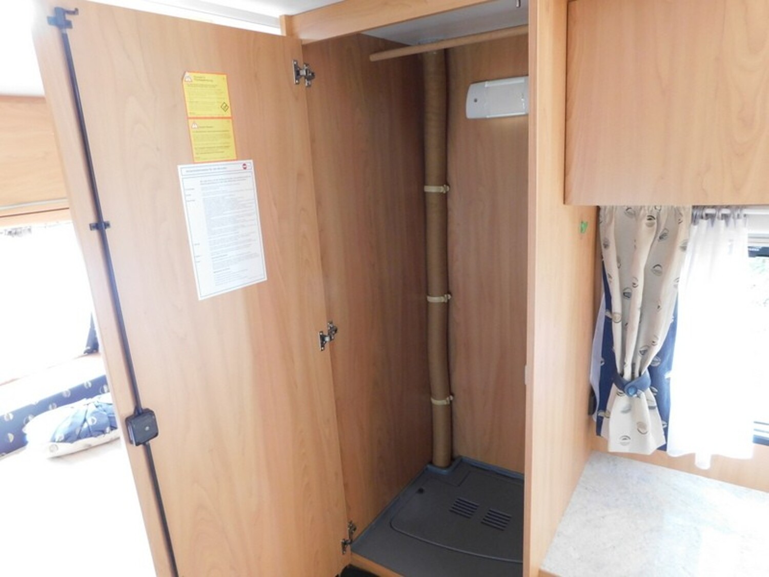 Bürstner Ventana 410 TS Mover, Vorzelt, Sackmarkise, Fahrradträger - Bild 12