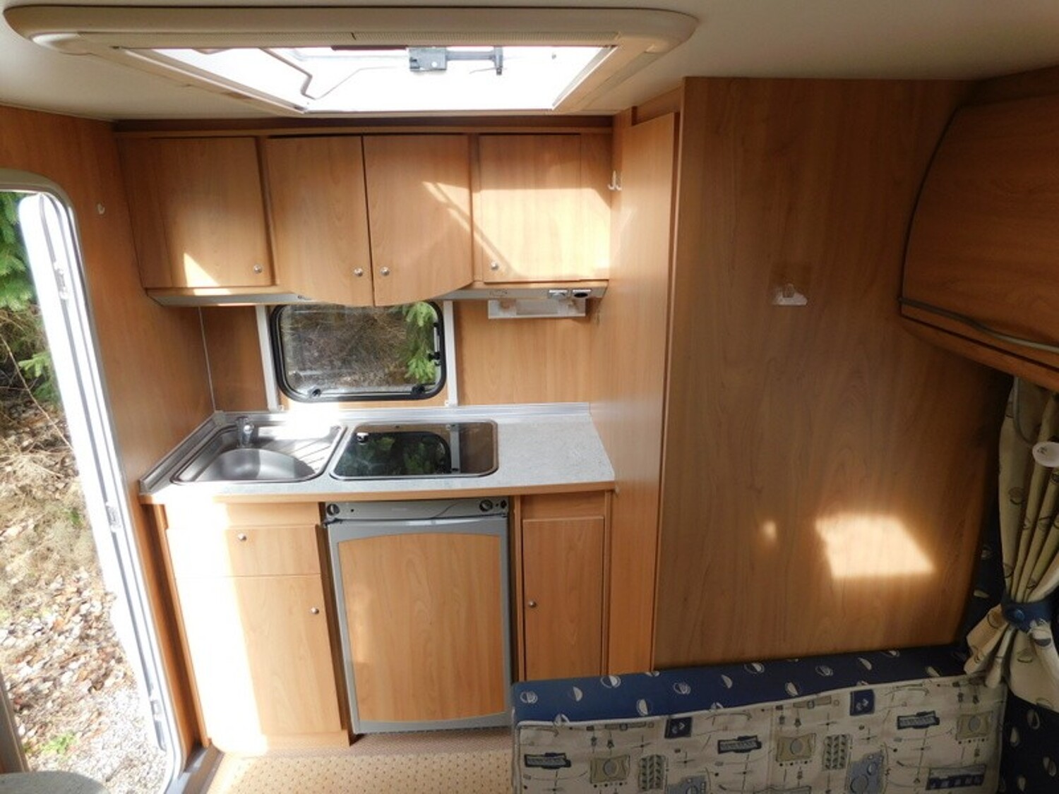 Bürstner Ventana 410 TS Mover, Vorzelt, Sackmarkise, Fahrradträger - Bild 6