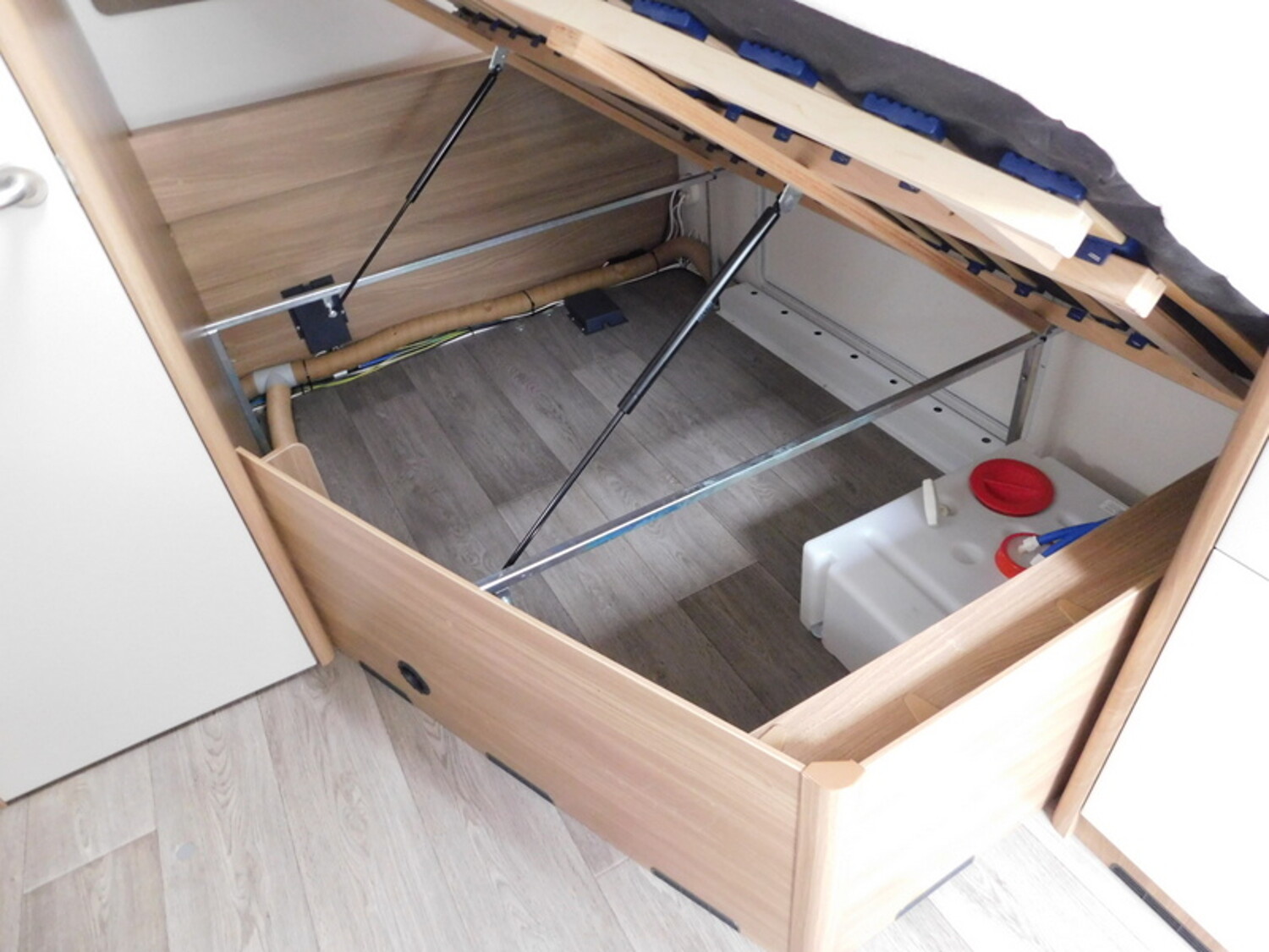 Bürstner Premio 460 TS IC-Line, Klima, Kombidose, Auflast - Bild 16