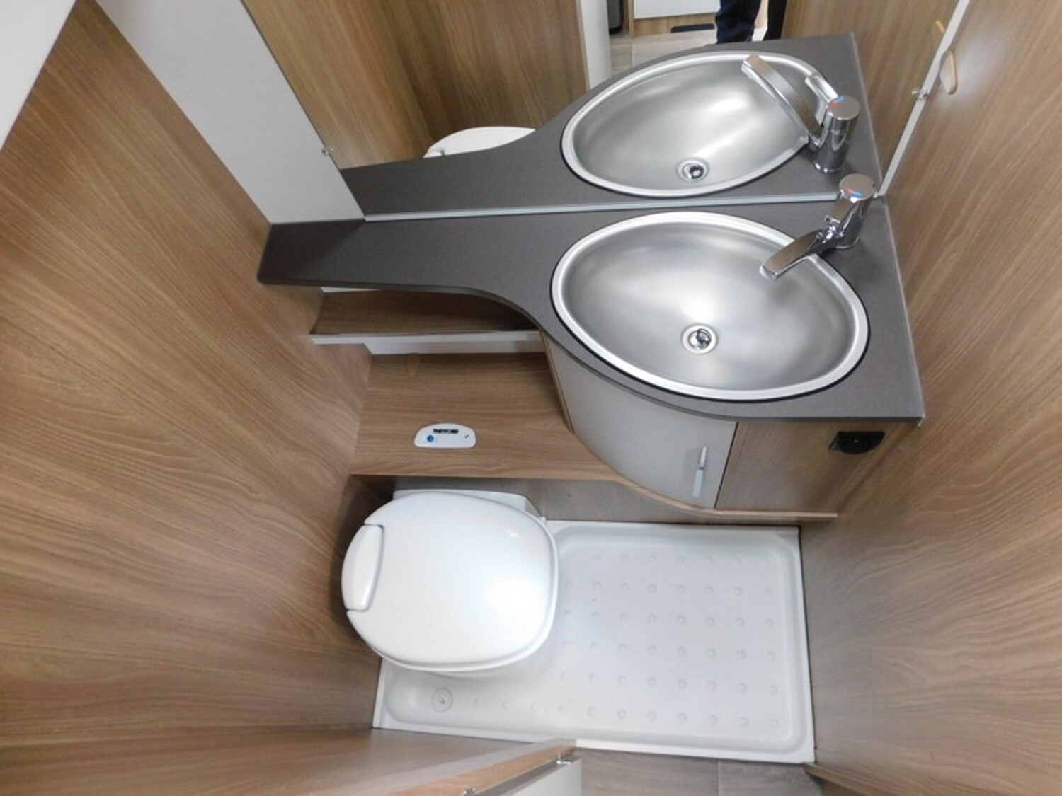 Bürstner Premio 495 TK Mover, Vorzelt Air, Sat-Anlage+TV - Bürstner Caravan 2022 - Bild 9 Bürstner Premio 495 TK Mover, Vorzelt Air, Sat-Anlage+TV - Bild 9