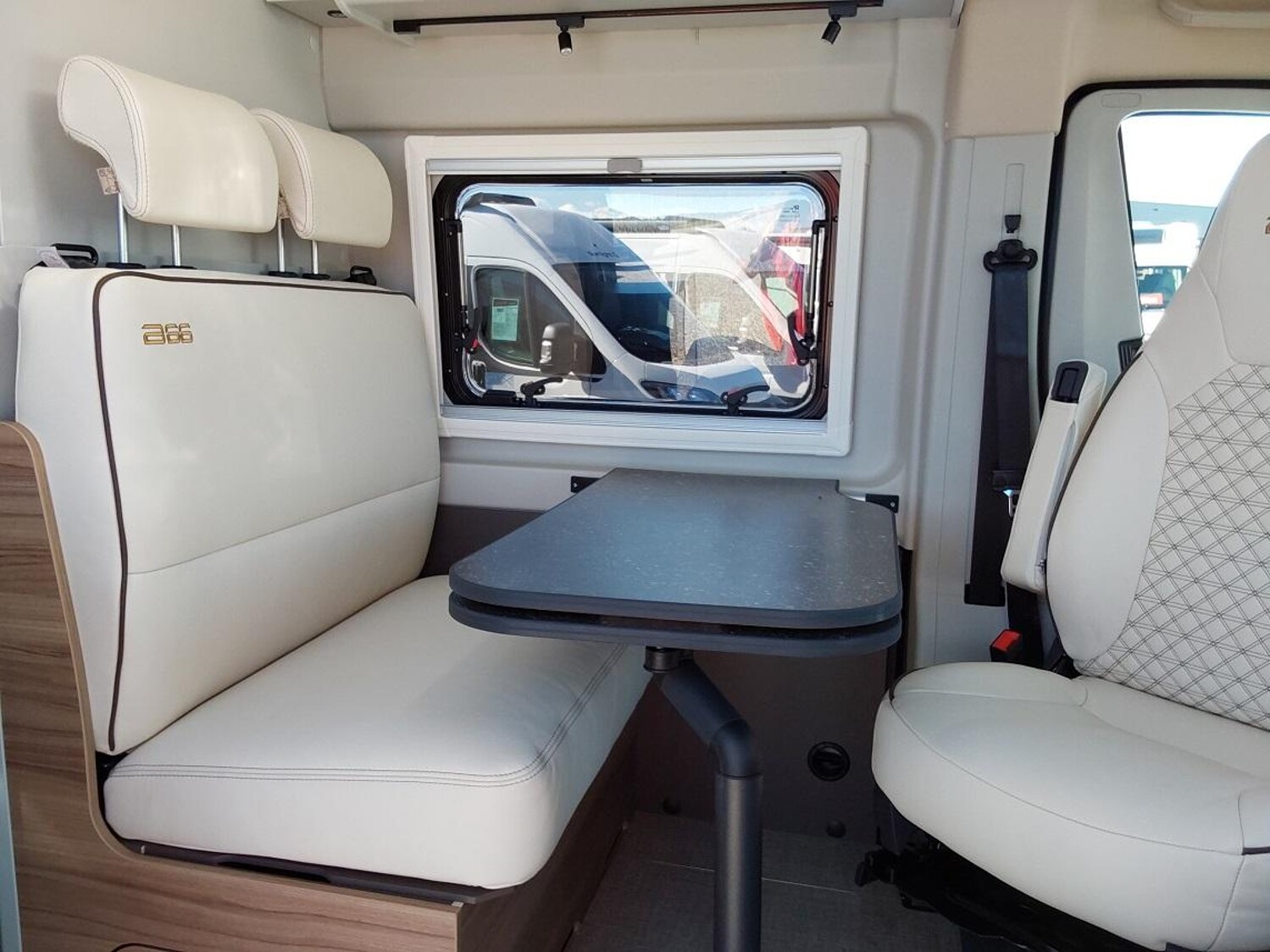 Bürstner B66 C 600 Lederausstattung, Automatikgetriebe - Bild 5