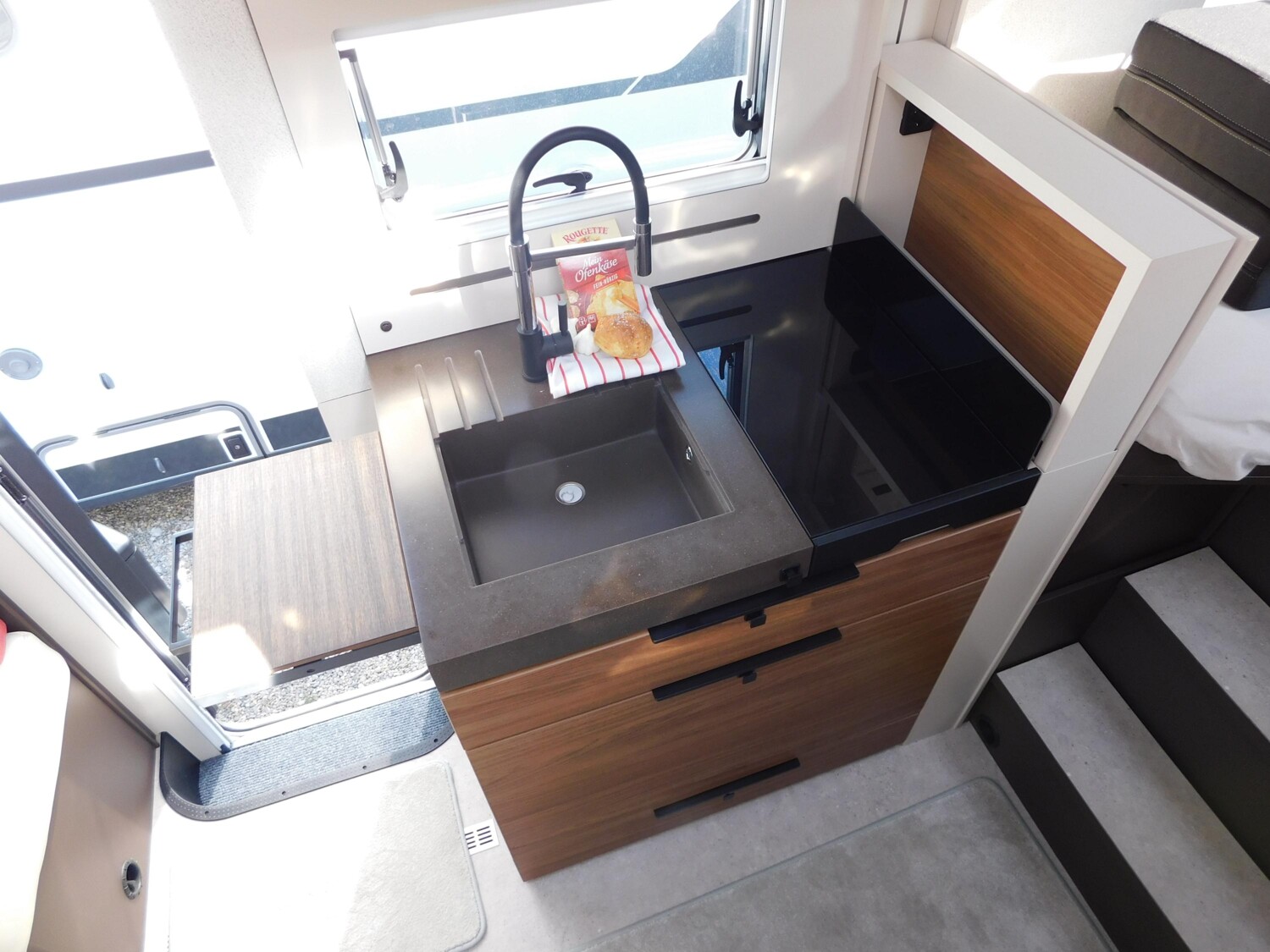 Bürstner Signature SFT 7.0 Festtank-Toilette+Combi6E+Navi - Bild 10
