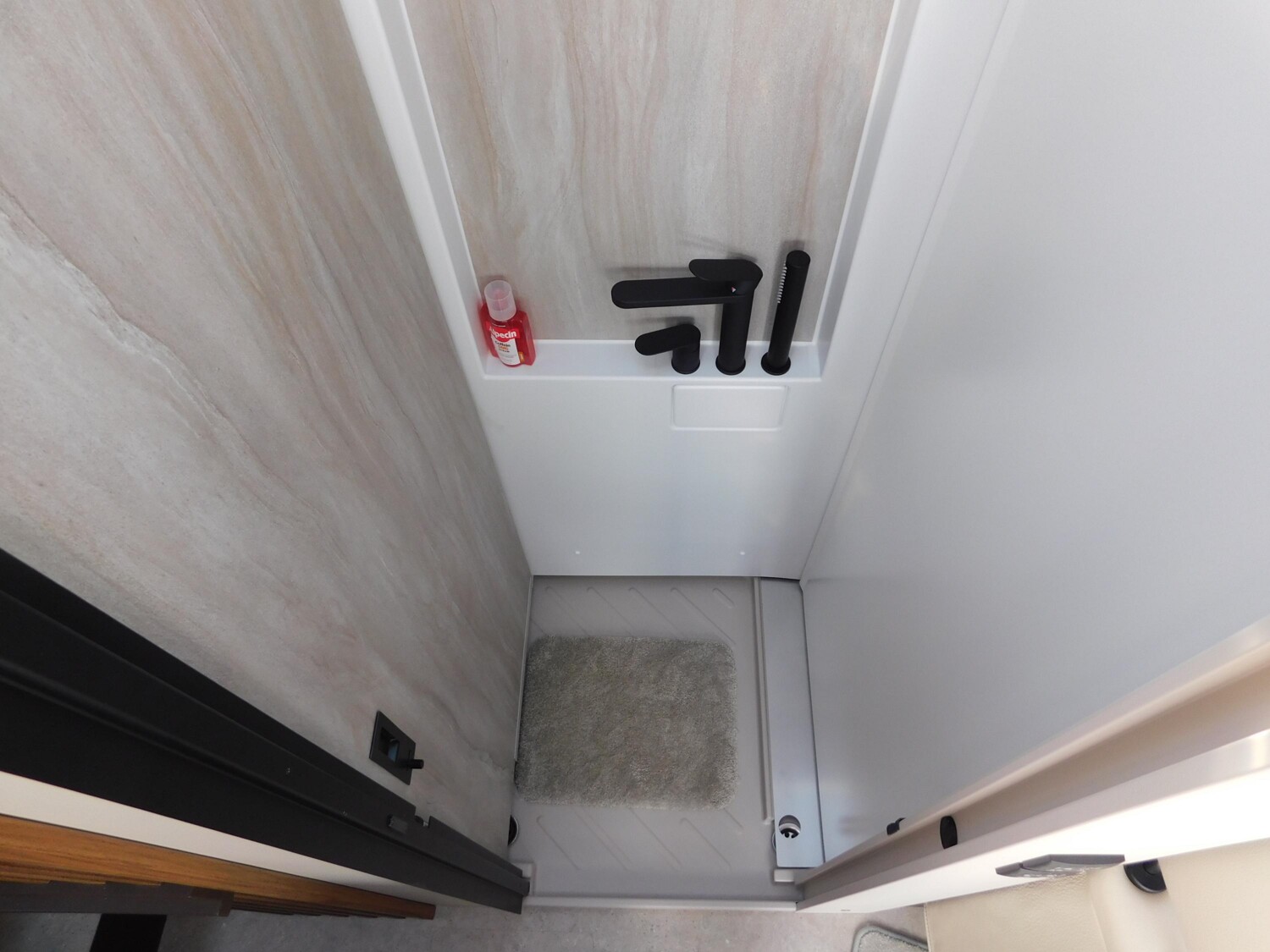 Bürstner Signature SFT 7.0 Festtank-Toilette+Combi6E+Navi - Bild 12