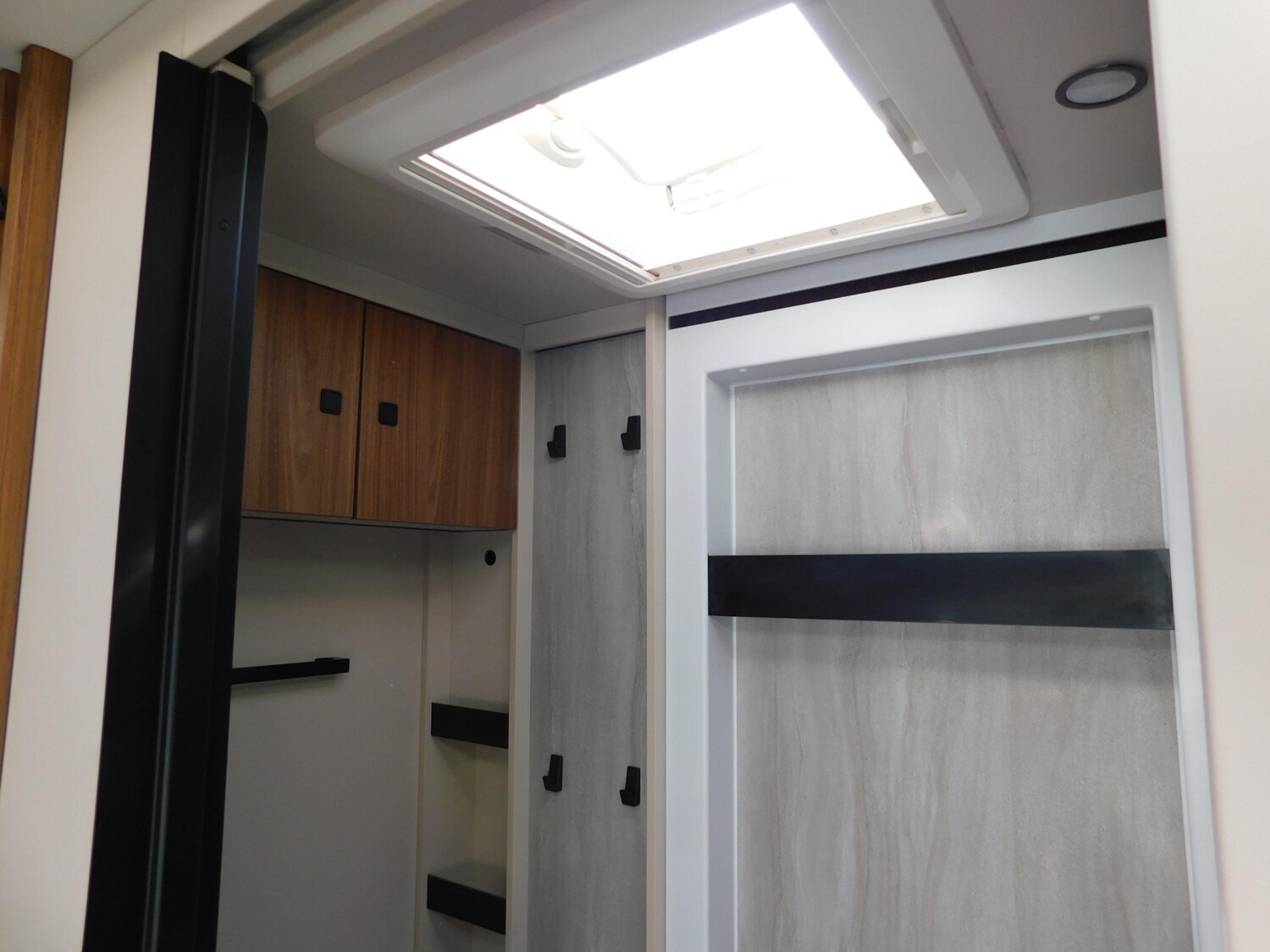 Bürstner Signature SFT 7.0 Festtank-Toilette+Combi6E+Navi - Bild 14