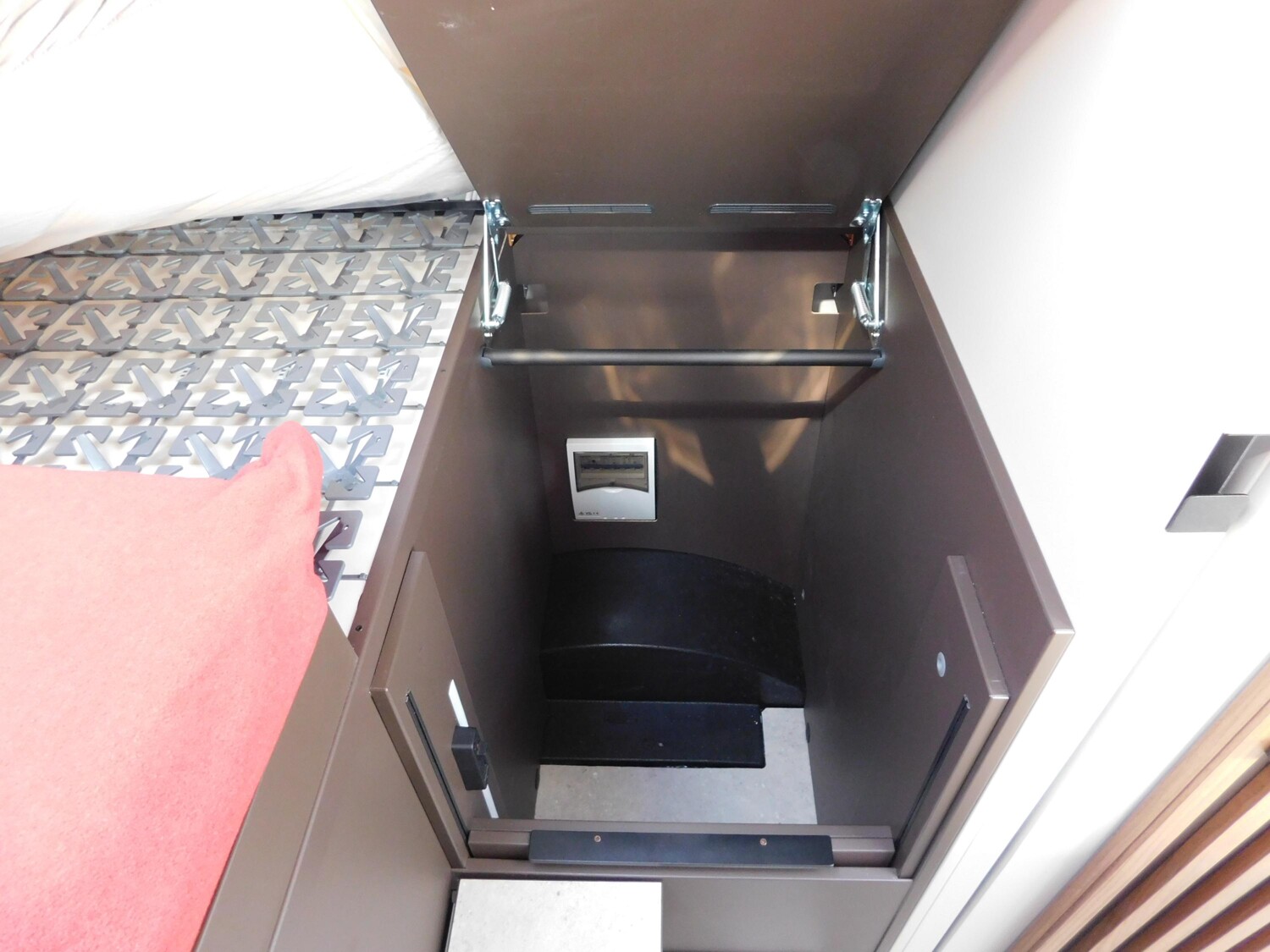 Bürstner Signature SFT 7.0 Festtank-Toilette+Combi6E+Navi - Bild 16