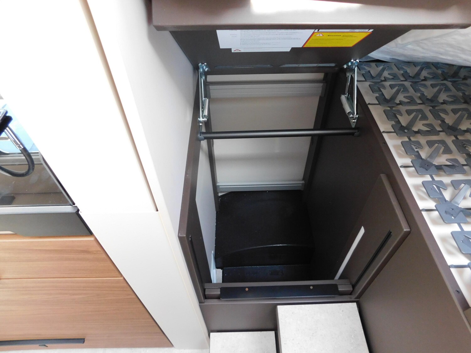 Bürstner Signature SFT 7.0 Festtank-Toilette+Combi6E+Navi - Bild 17