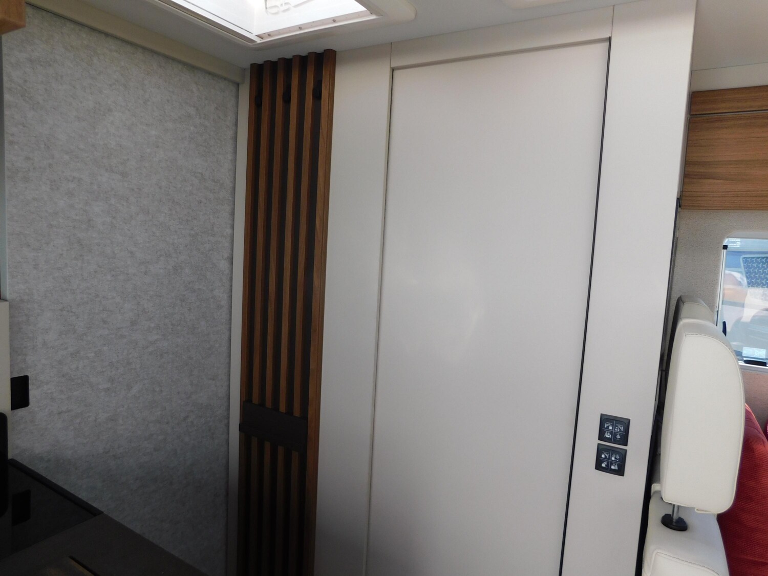 Bürstner Signature SFT 7.0 Festtank-Toilette+Combi6E+Navi - Bild 19