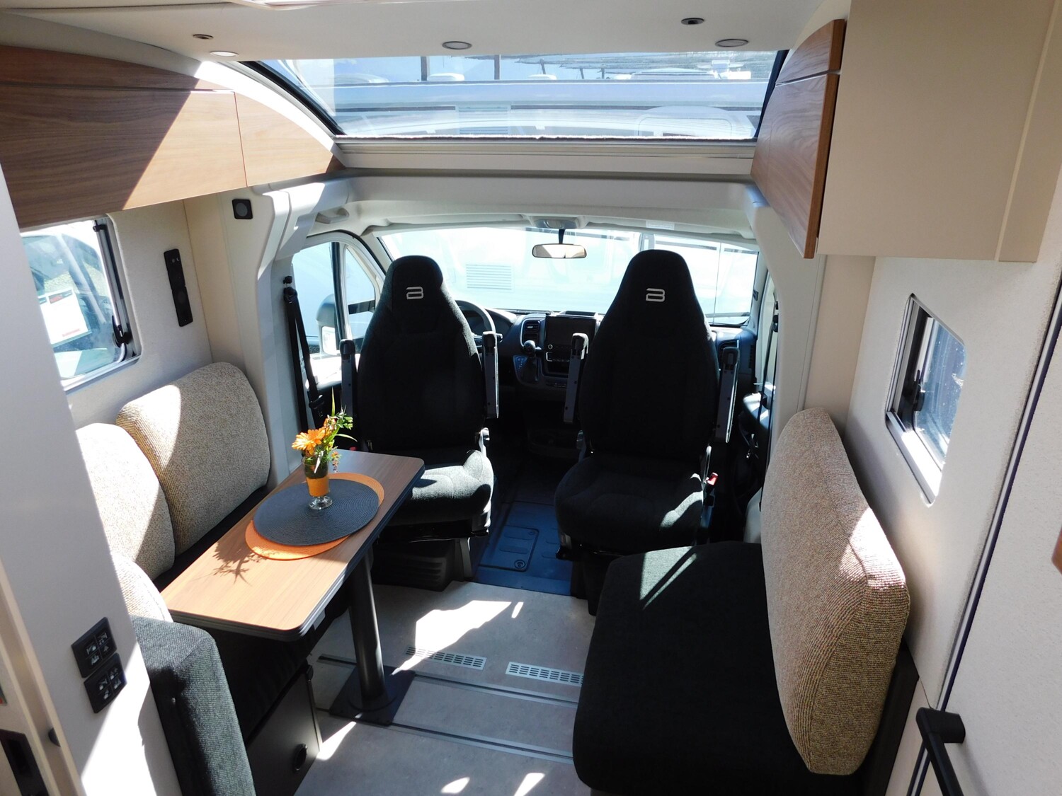 Bürstner Signature SFT 7.4 Navi+Kamera+L-Sitzbank+Markise - Bild 6