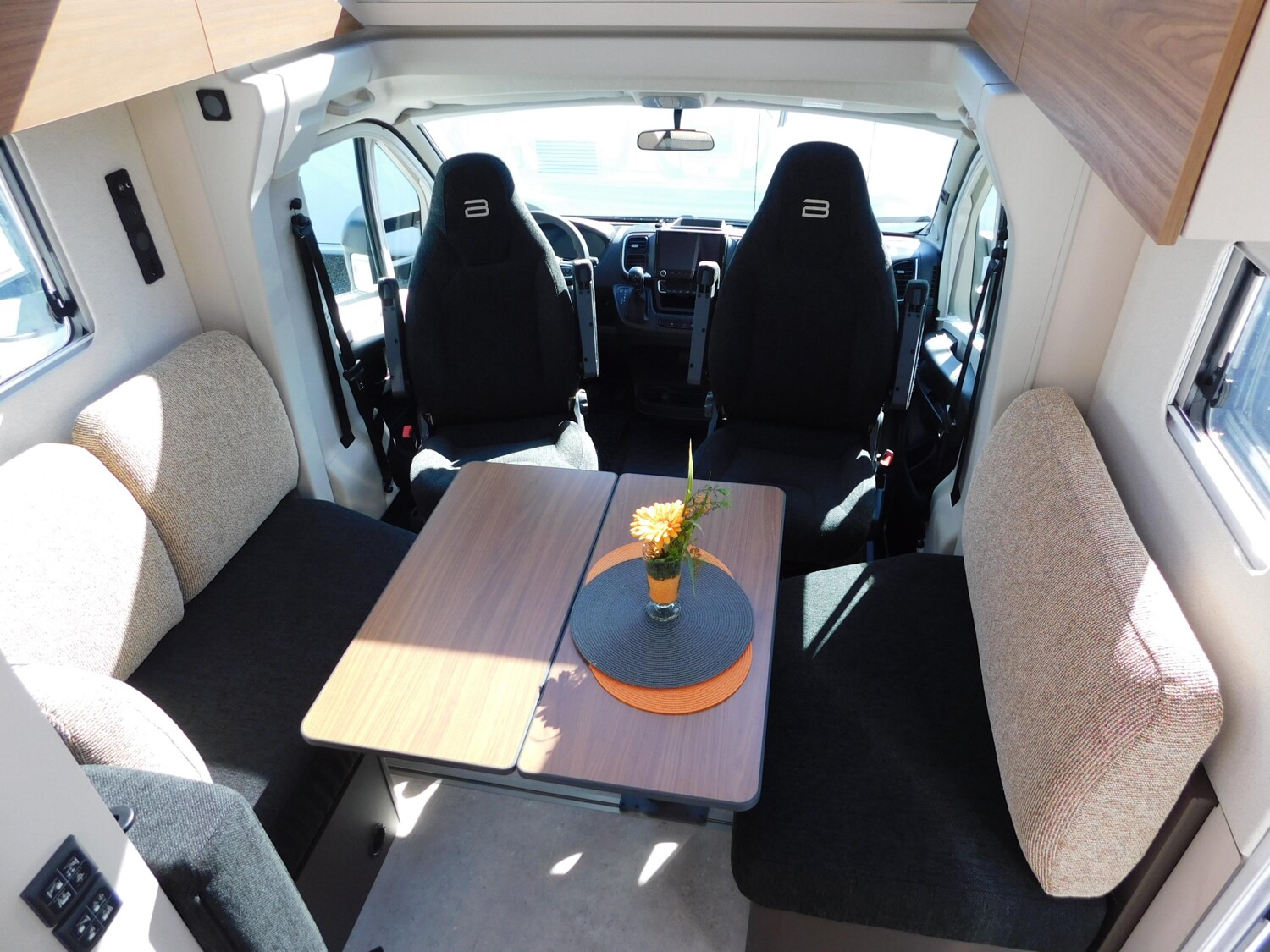 Bürstner Signature SFT 7.4 Navi+Kamera+L-Sitzbank+Markise - Bild 7