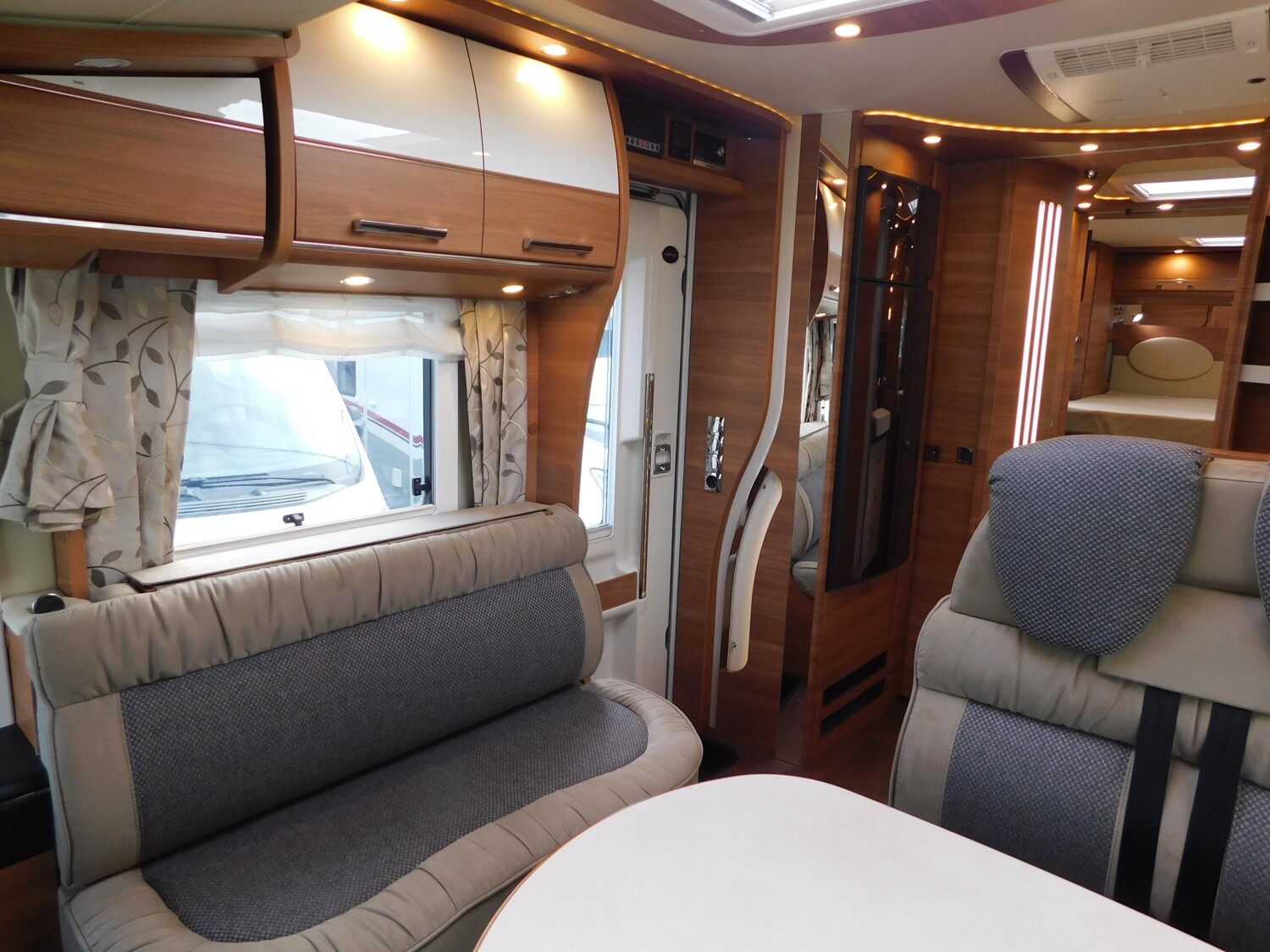 Carthago chic c-line I 6.2 XL QB E+P Stützen, Luftfeder - Carthago Reisemobil 2020 - Bild 8 Carthago chic c-line I 6.2 XL QB E+P Stützen, Luftfeder - Bild 8