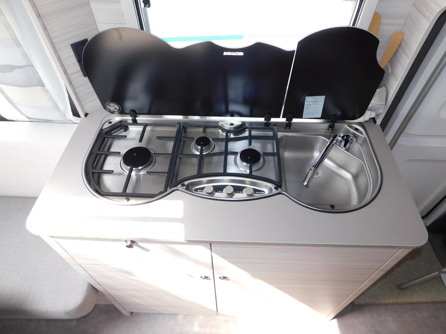 Dethleffs c-joy 480 QLK Bugfenster + Toilettenfenster - Bild 16