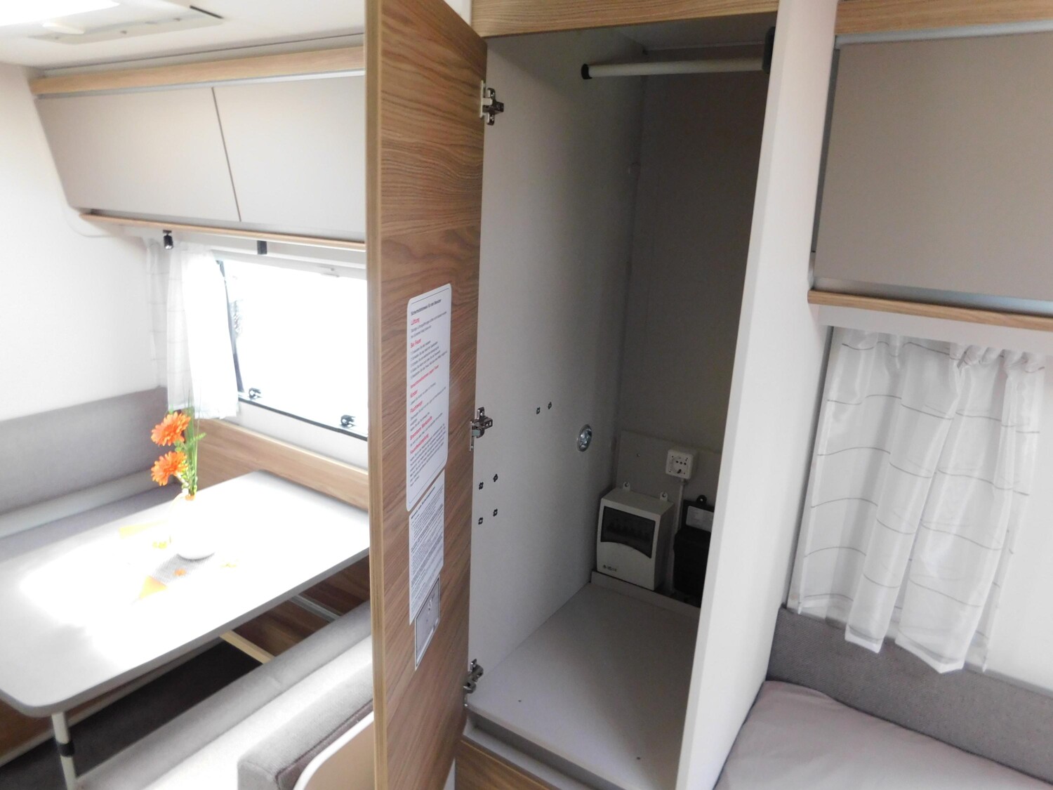 Dethleffs Nomad 490 EST Backofen, Heckbad mit Dusche - Bild 14
