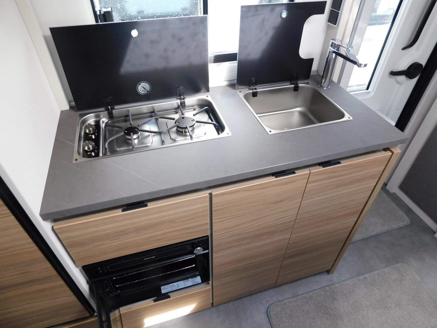 Dethleffs Nomad 490 EST Backofen, Heckbad mit Dusche - Bild 16