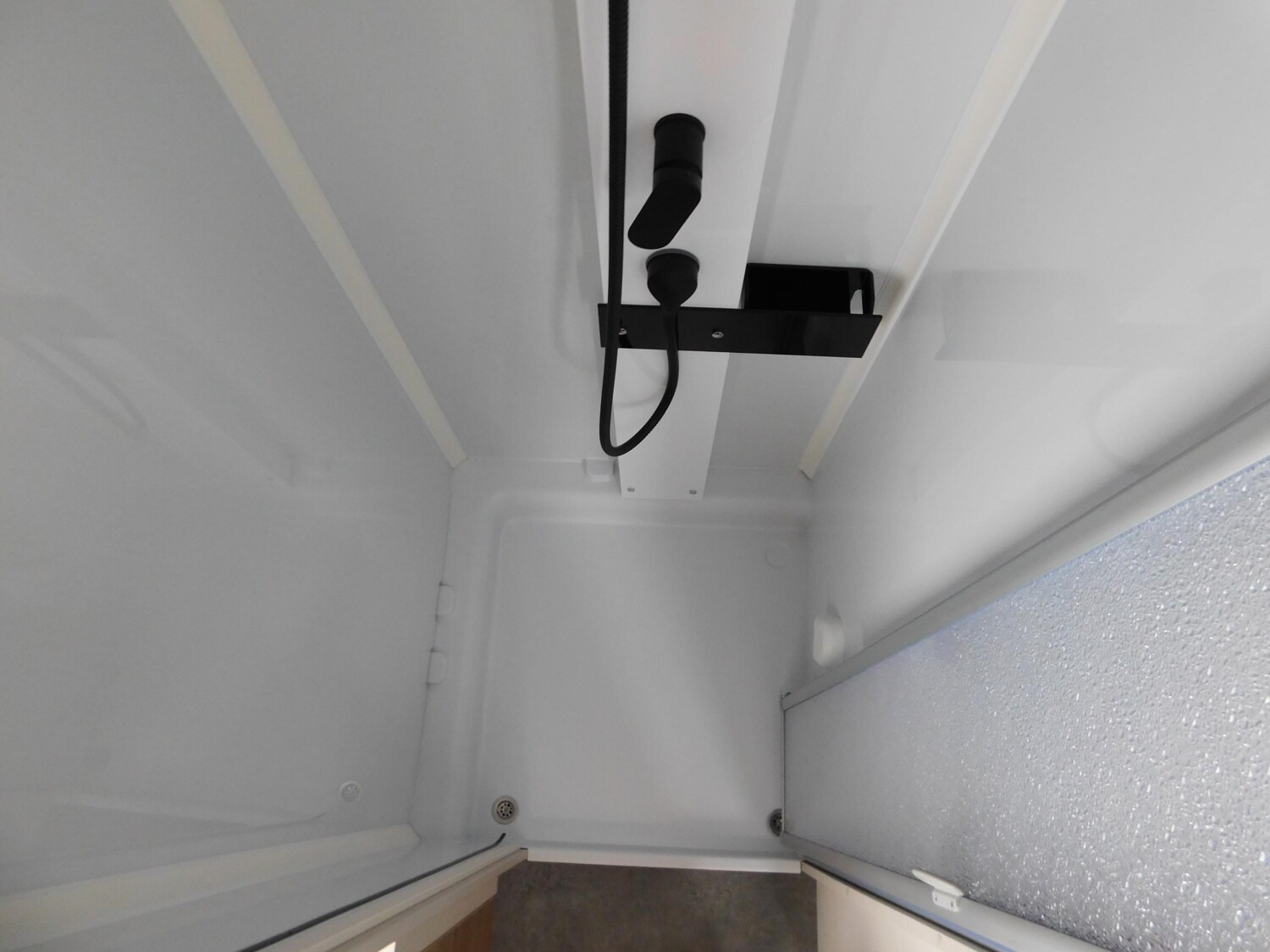 Dethleffs Nomad 490 EST Backofen, Heckbad mit Dusche - Bild 18