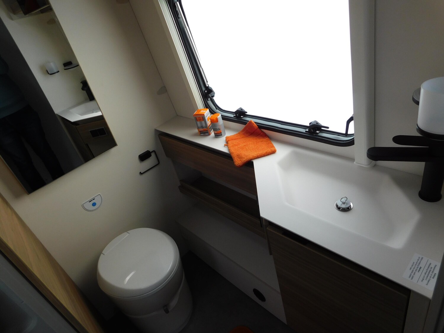 Dethleffs Nomad 490 EST Backofen, Heckbad mit Dusche - Bild 19
