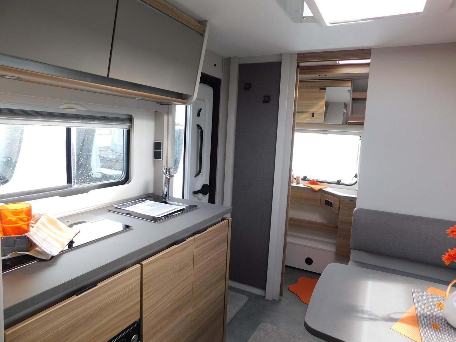 Dethleffs Nomad 490 EST Backofen, Heckbad mit Dusche - Bild 9