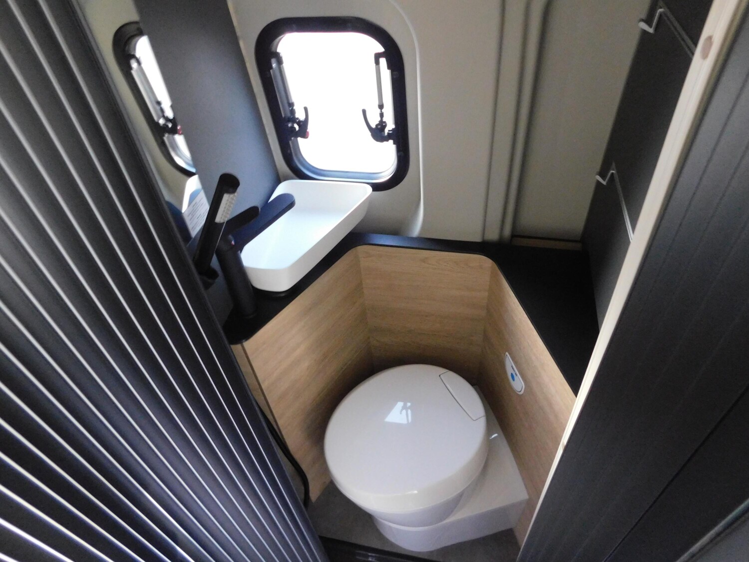 Dethleffs Globetrail 540 DR Fiat 95-Jahre-Paket+Schlafdach - Bild 10