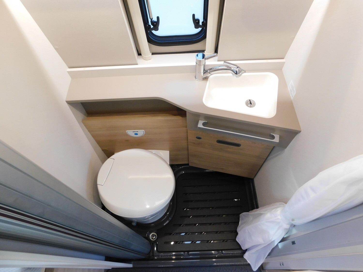 Dethleffs Globetrail 600 9G-Automatik, AHK, Navi+RFK, TV - Bild 20