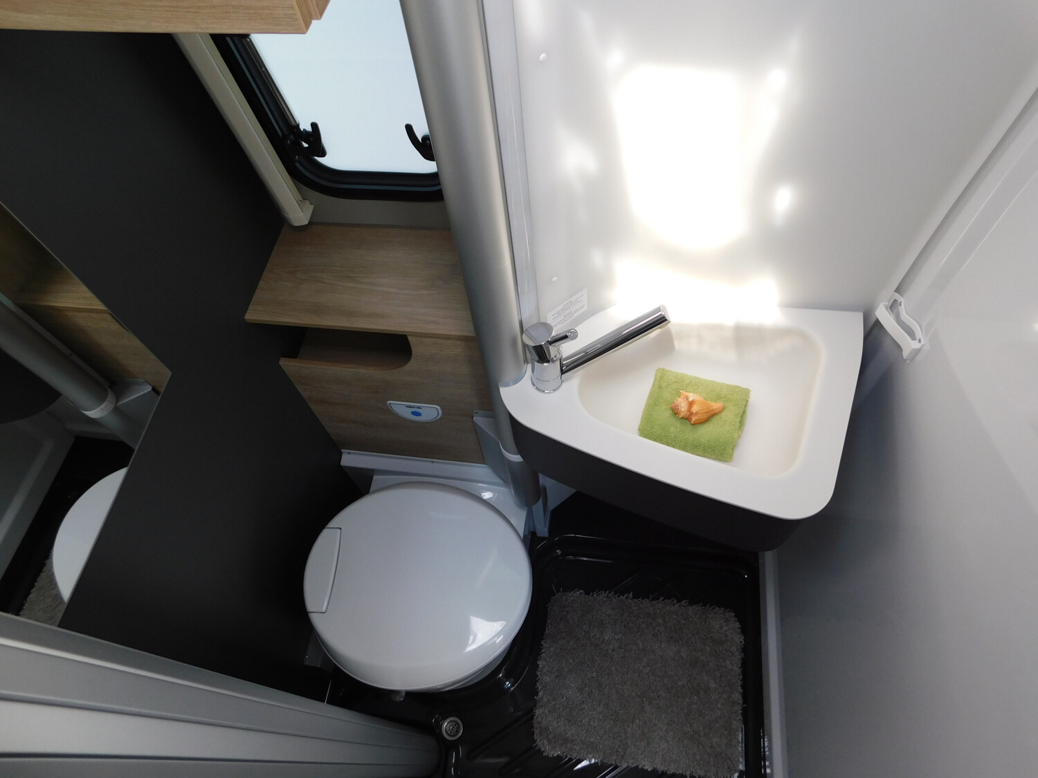 Dethleffs Globetrail 600 DS Ohne Aufstelldach, Combi 6DE - Bild 9