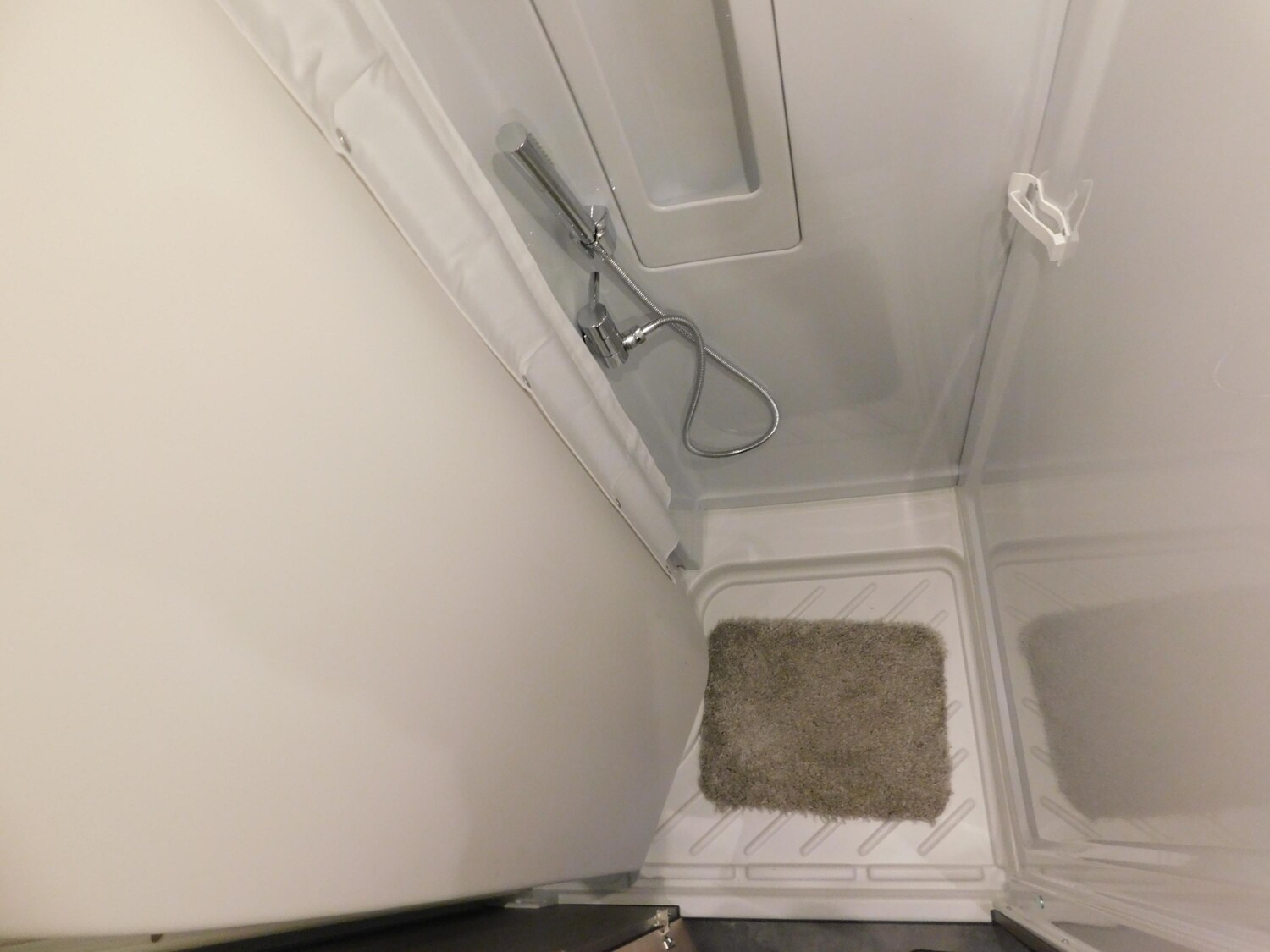 Dethleffs Globetrail Active 600 DS mit Schlafdach - Bild 18