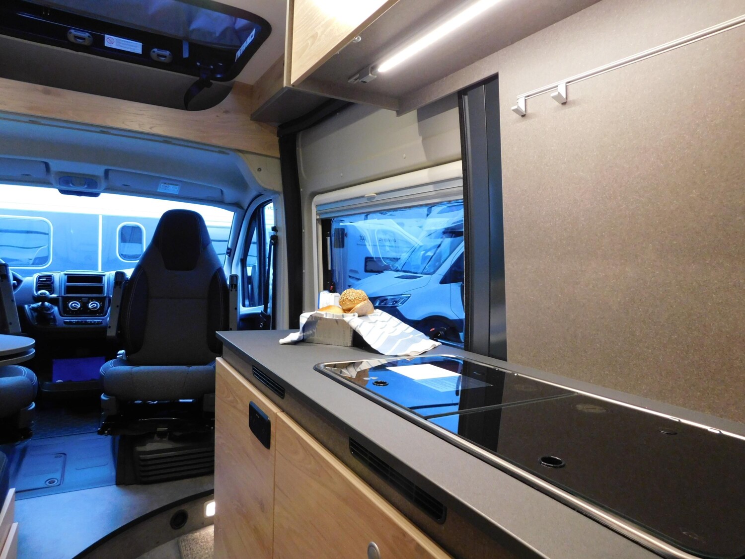 Dethleffs Globetrail Active 600 DS mit Schlafdach - Bild 9