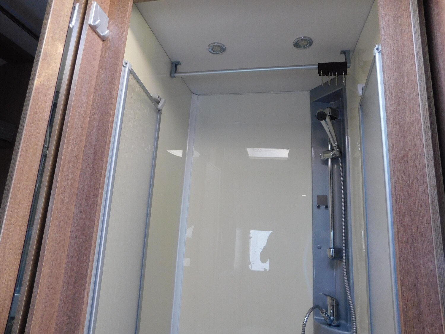 Dethleffs Trend I 6767 SAT + TV, Navi, Solar, AHK, Markise - Bild 10