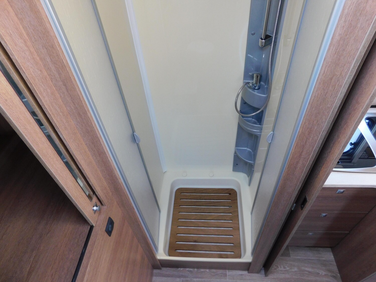 Dethleffs Trend I 6767 SAT + TV, Navi, Solar, AHK, Markise - Bild 9