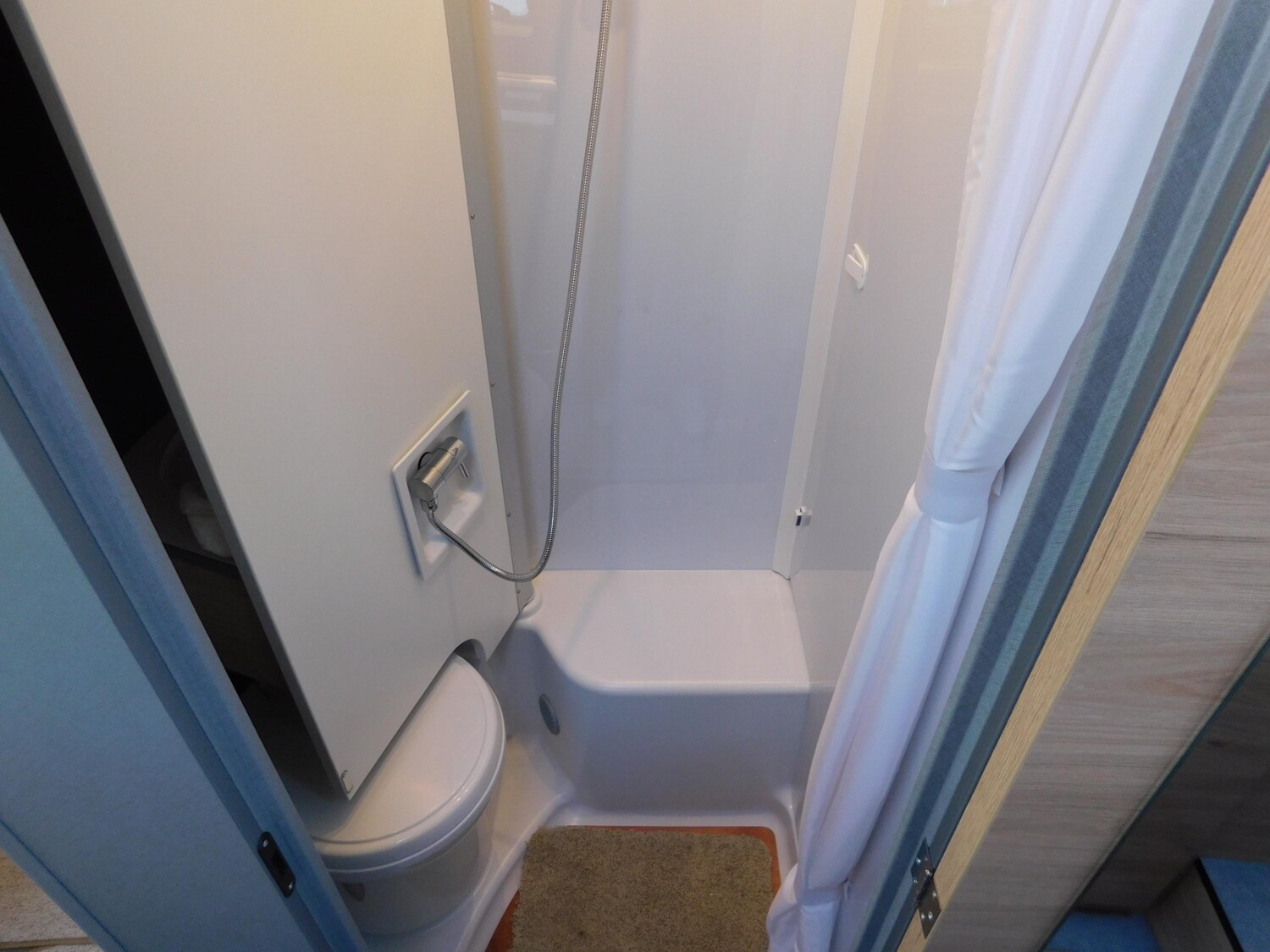 Dethleffs Just Camp T 6812 EB 8G-Automatik, Hubbett - Dethleffs Reisemobil 2025 - Bild 12 Dethleffs Just Camp T 6812 EB 8G-Automatik, Hubbett - Bild 12