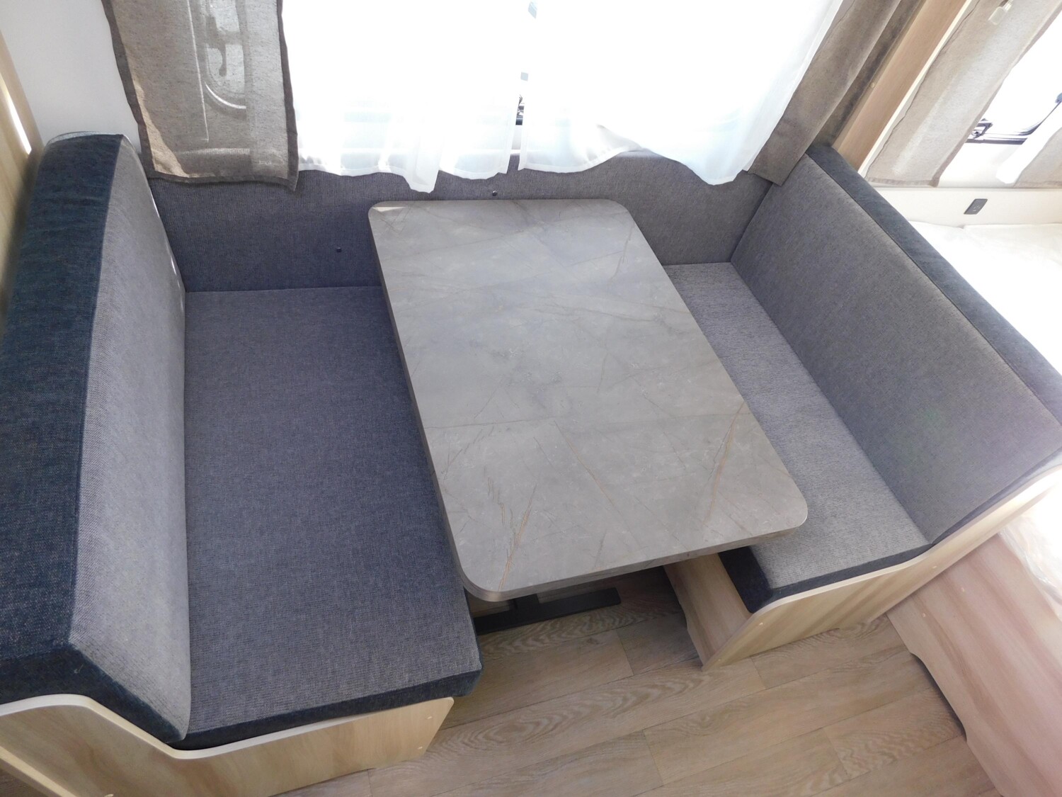 Hobby De Luxe 490 KMF Verfügbar ab November 2026 - Bild 10