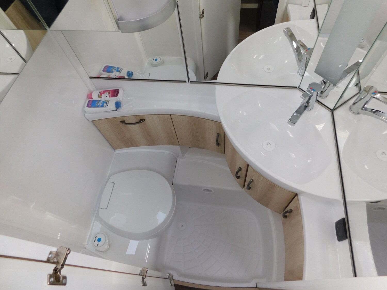 Hobby De Luxe 490 KMF Verfügbar ab November 2026 - Bild 15