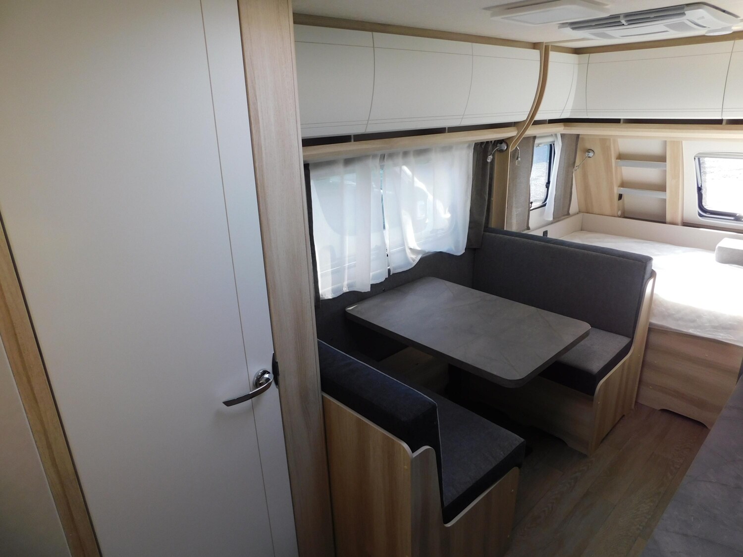 Hobby De Luxe 490 KMF Verfügbar ab November 2026 - Bild 4