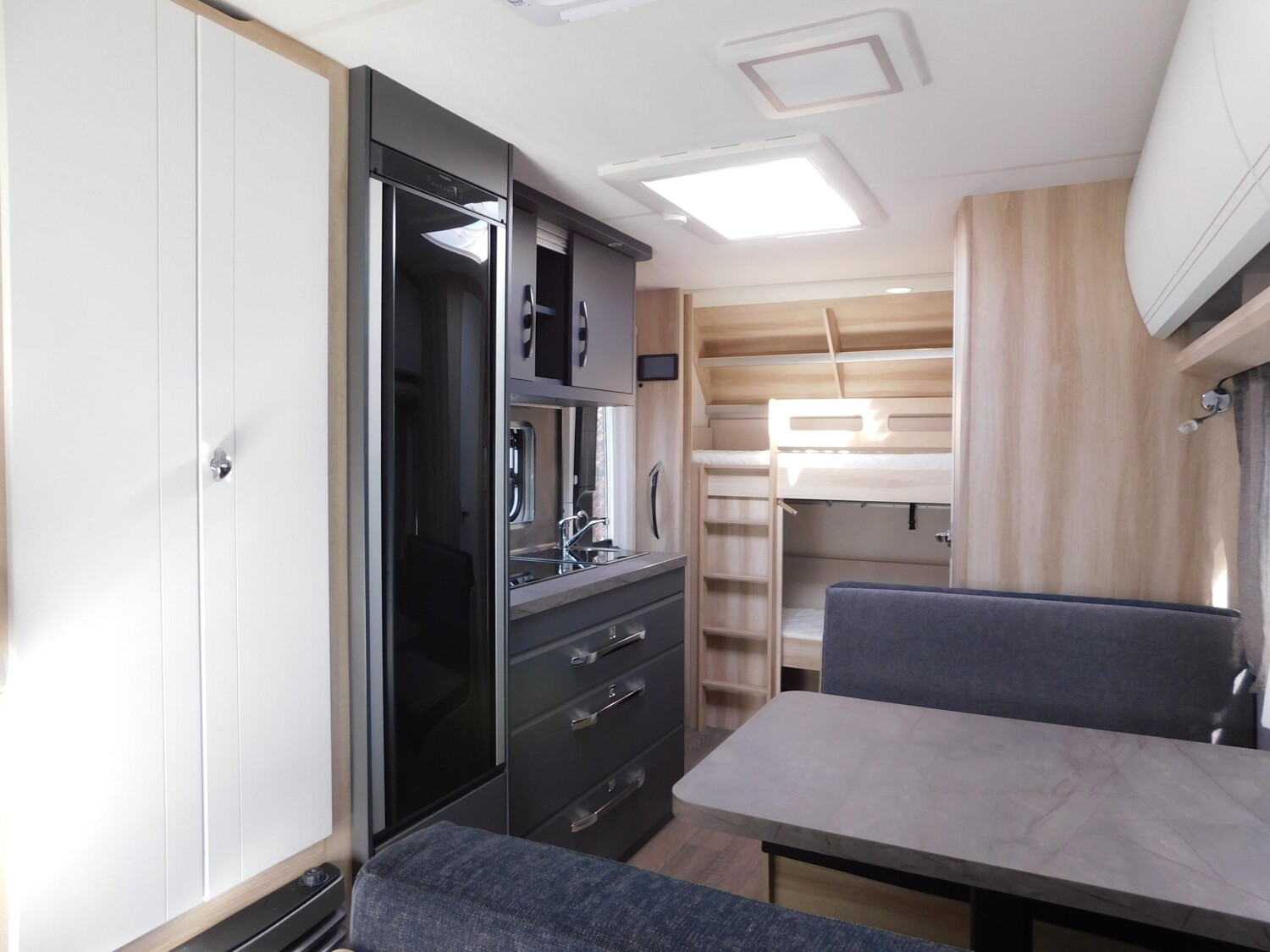 Hobby De Luxe 490 KMF Verfügbar ab November 2026 - Bild 7