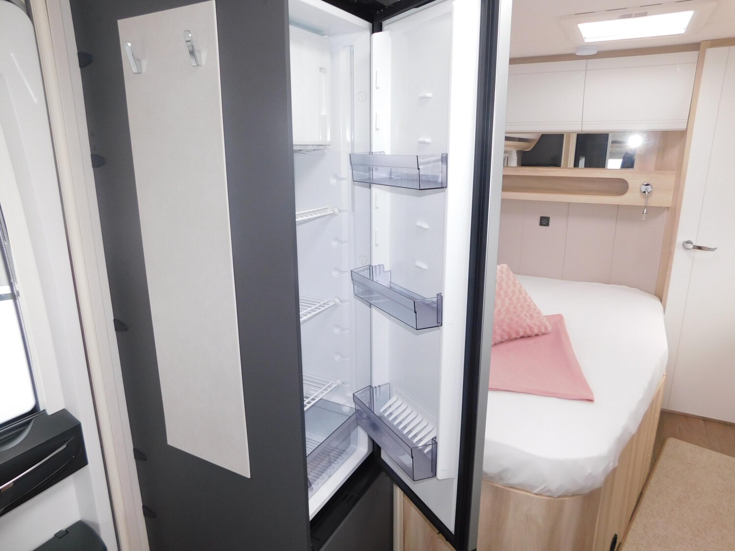 Hobby De Luxe 495 WFB Combi6E, TV-Halter, 1800Kg - Bild 11