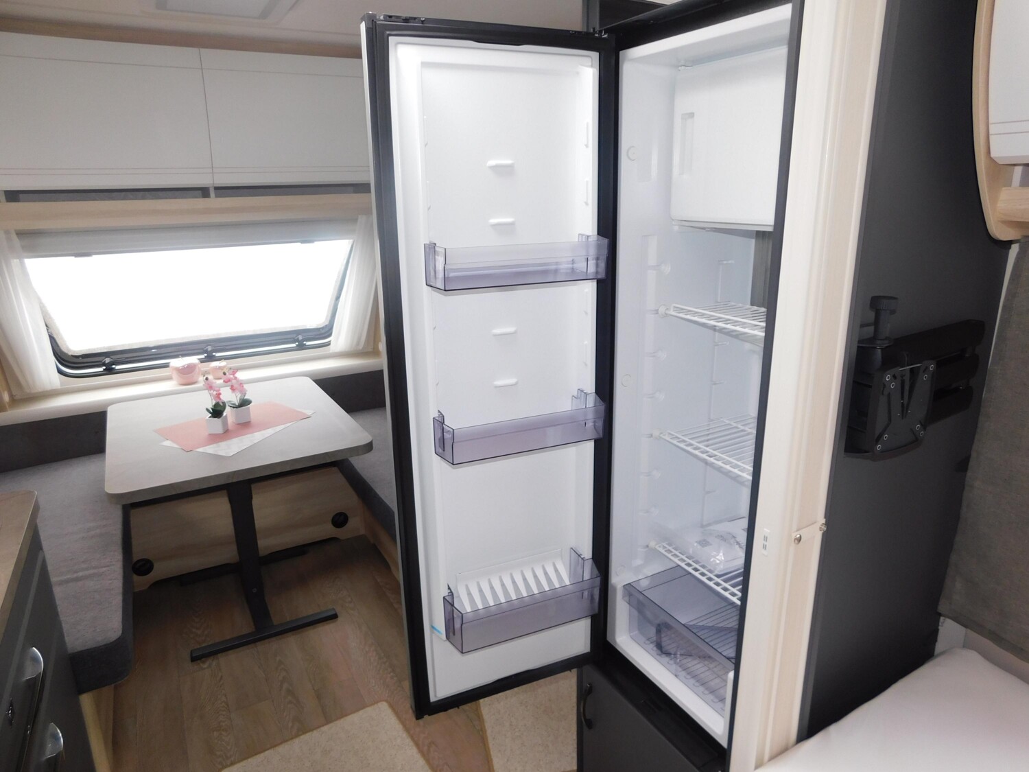 Hobby De Luxe 495 WFB Combi6E, TV-Halter, 1800Kg - Bild 12