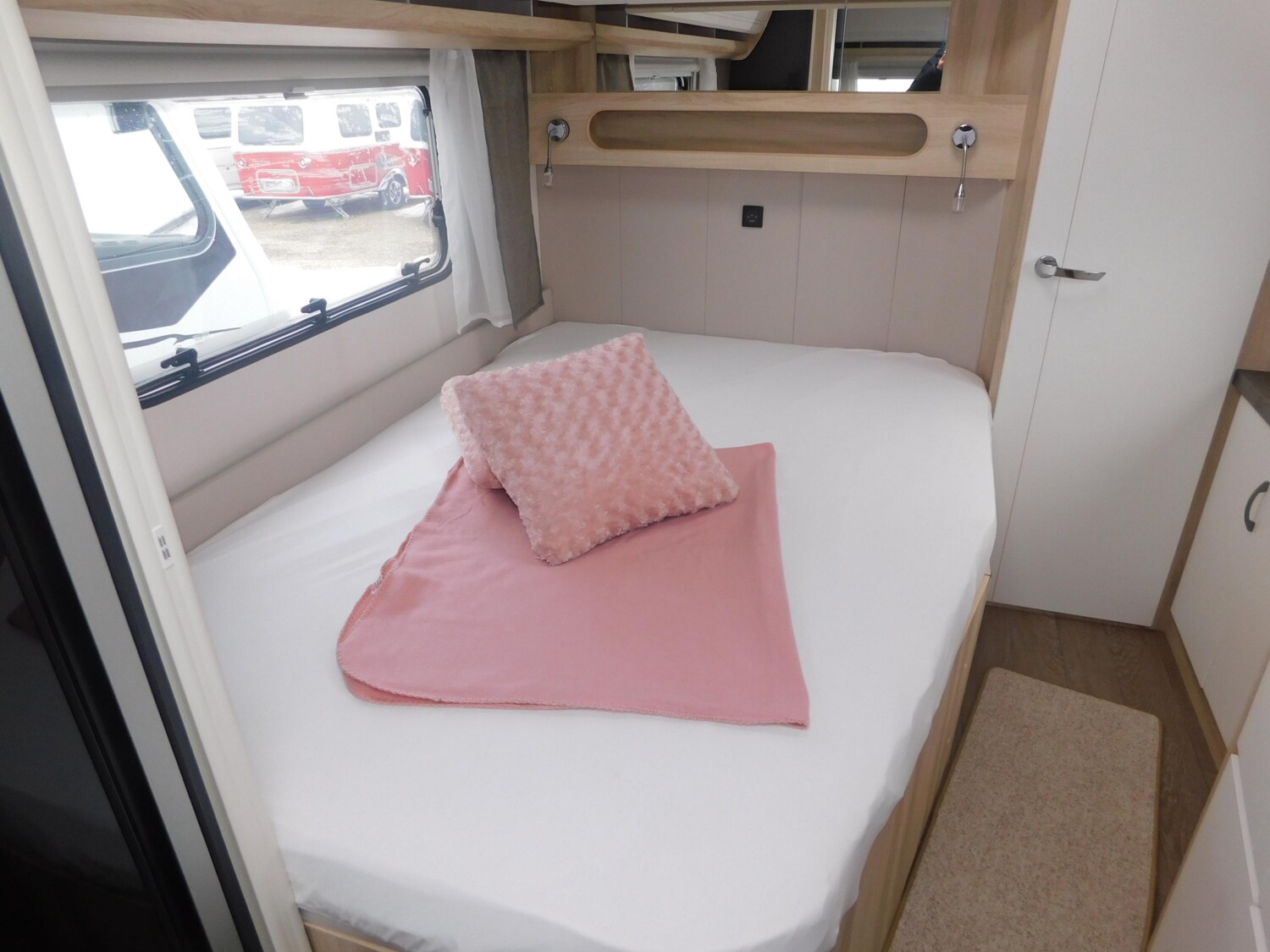 Hobby De Luxe 495 WFB Combi6E, TV-Halter, 1800Kg - Bild 14