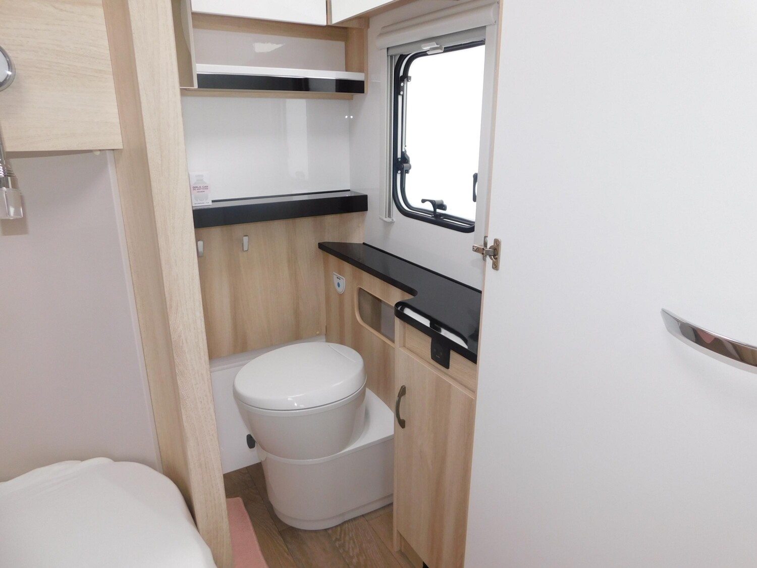 Hobby De Luxe 495 WFB Combi6E, TV-Halter, 1800Kg - Bild 16