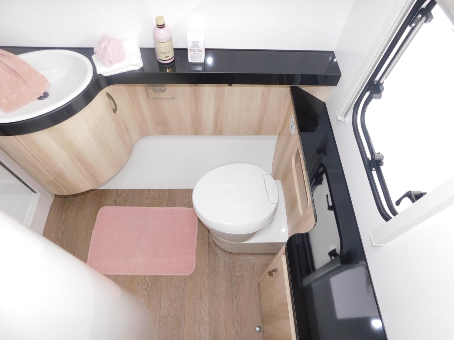 Hobby De Luxe 495 WFB Combi6E, TV-Halter, 1800Kg - Bild 17