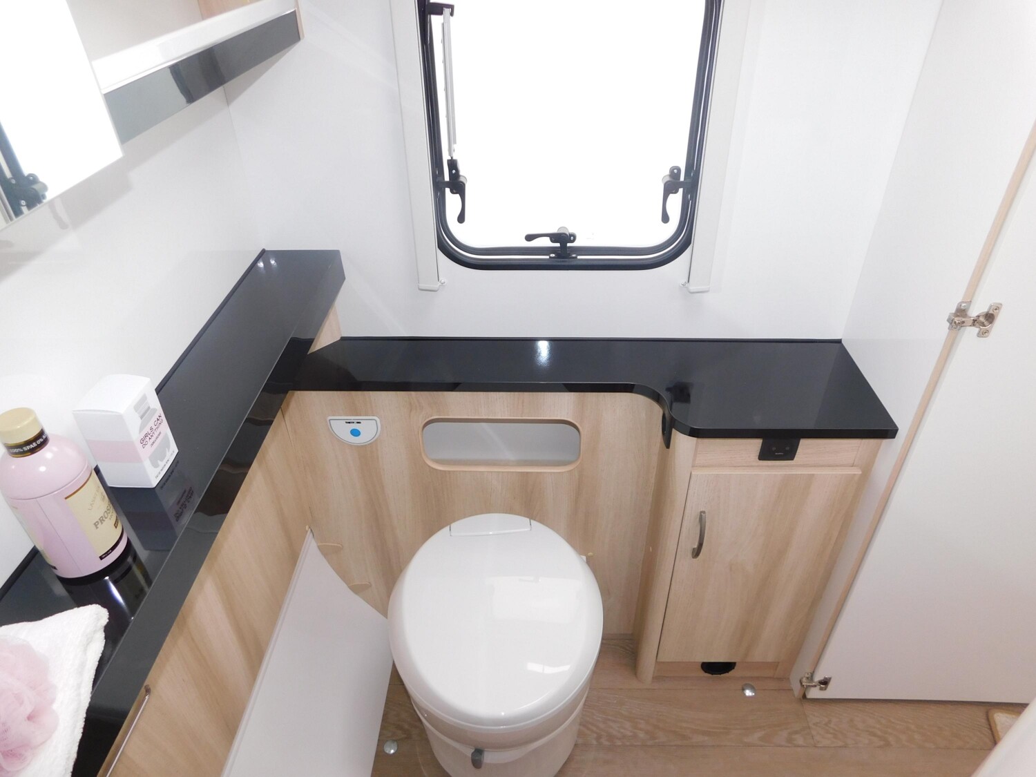 Hobby De Luxe 495 WFB Combi6E, TV-Halter, 1800Kg - Bild 20