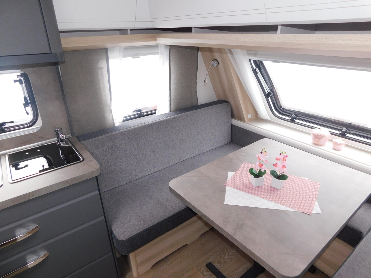 Hobby De Luxe 495 WFB Combi6E, TV-Halter, 1800Kg - Bild 6