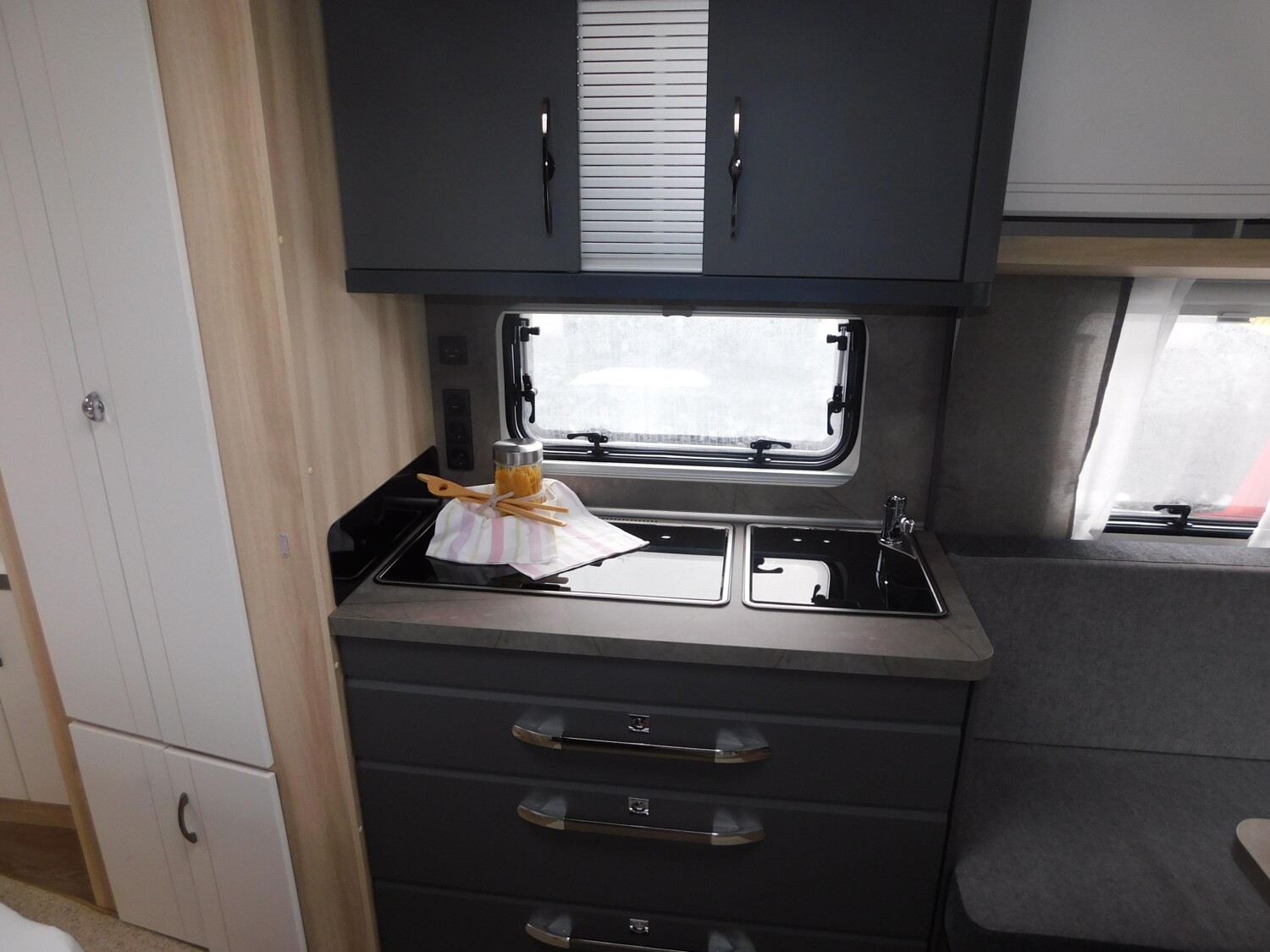 Hobby De Luxe 495 WFB Combi6E, TV-Halter, 1800Kg - Bild 7