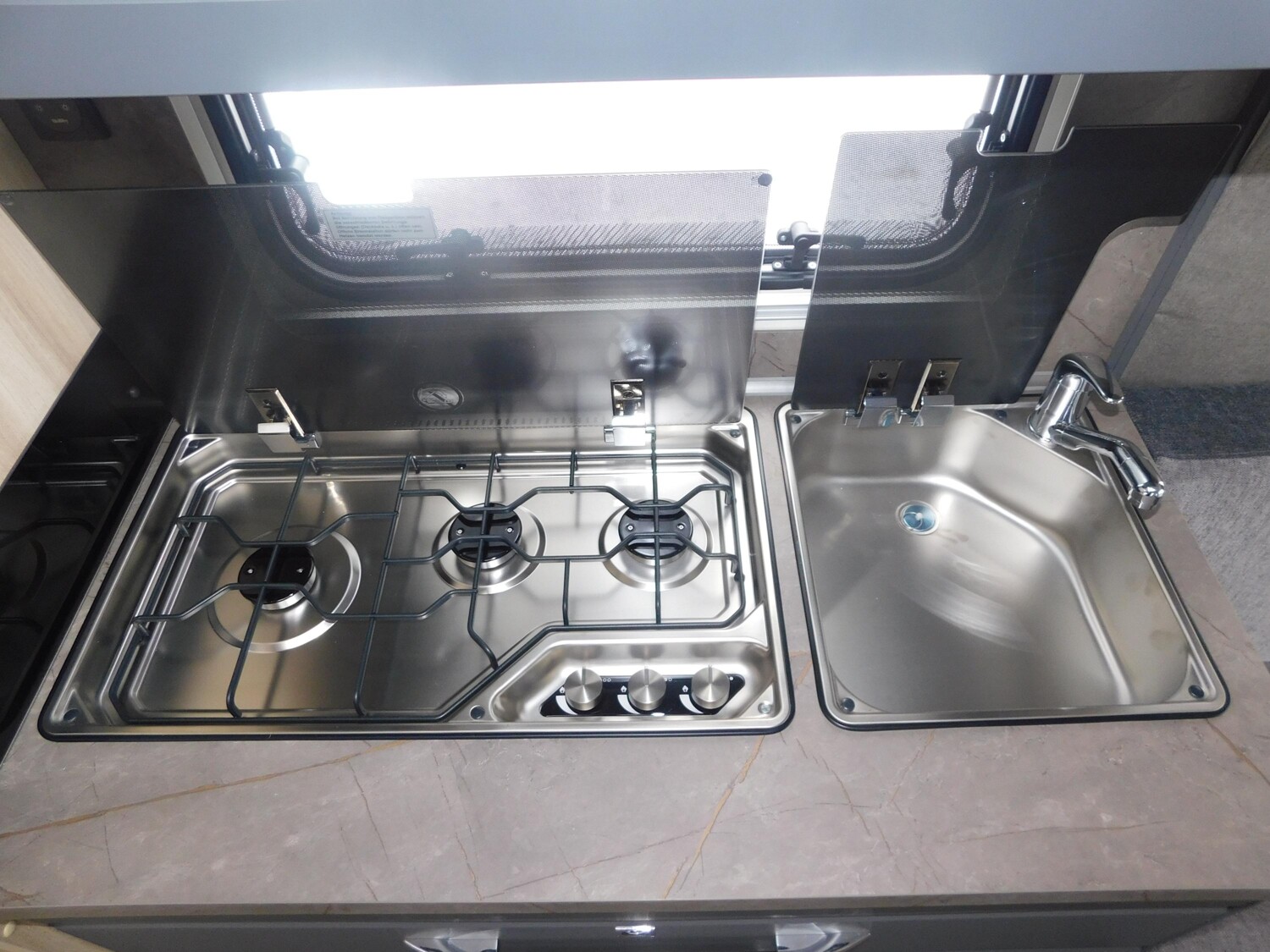 Hobby De Luxe 495 WFB Combi6E, TV-Halter, 1800Kg - Bild 8