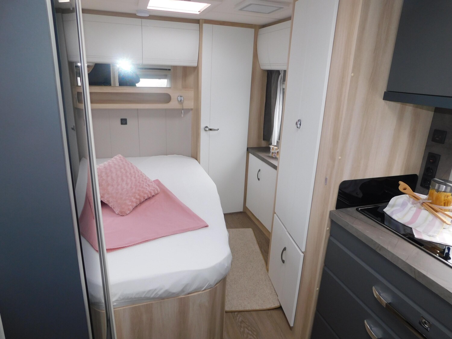 Hobby De Luxe 495 WFB Combi6E, TV-Halter, 1800Kg - Bild 9