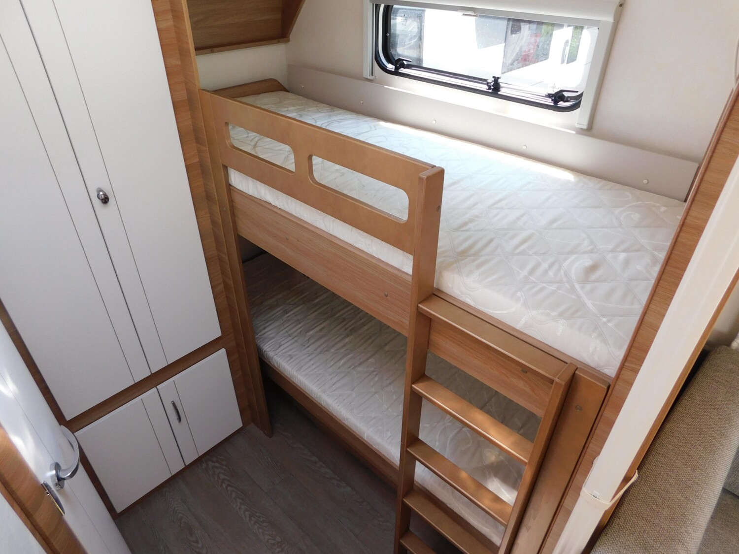 Hobby De Luxe 545 KMF Klima, Mover, Vorzelt, Autark - Bild 19