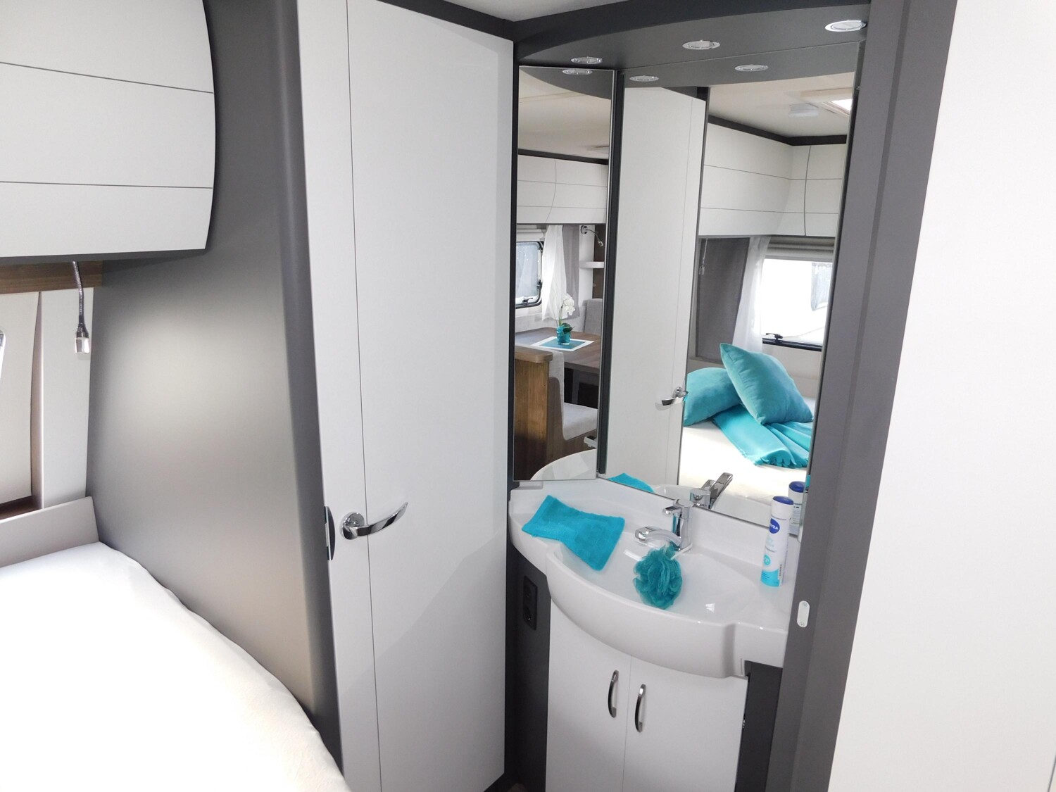 Hobby Excellent Edition 650 KMFe Combi6E + Fußbodenh. - Bild 12