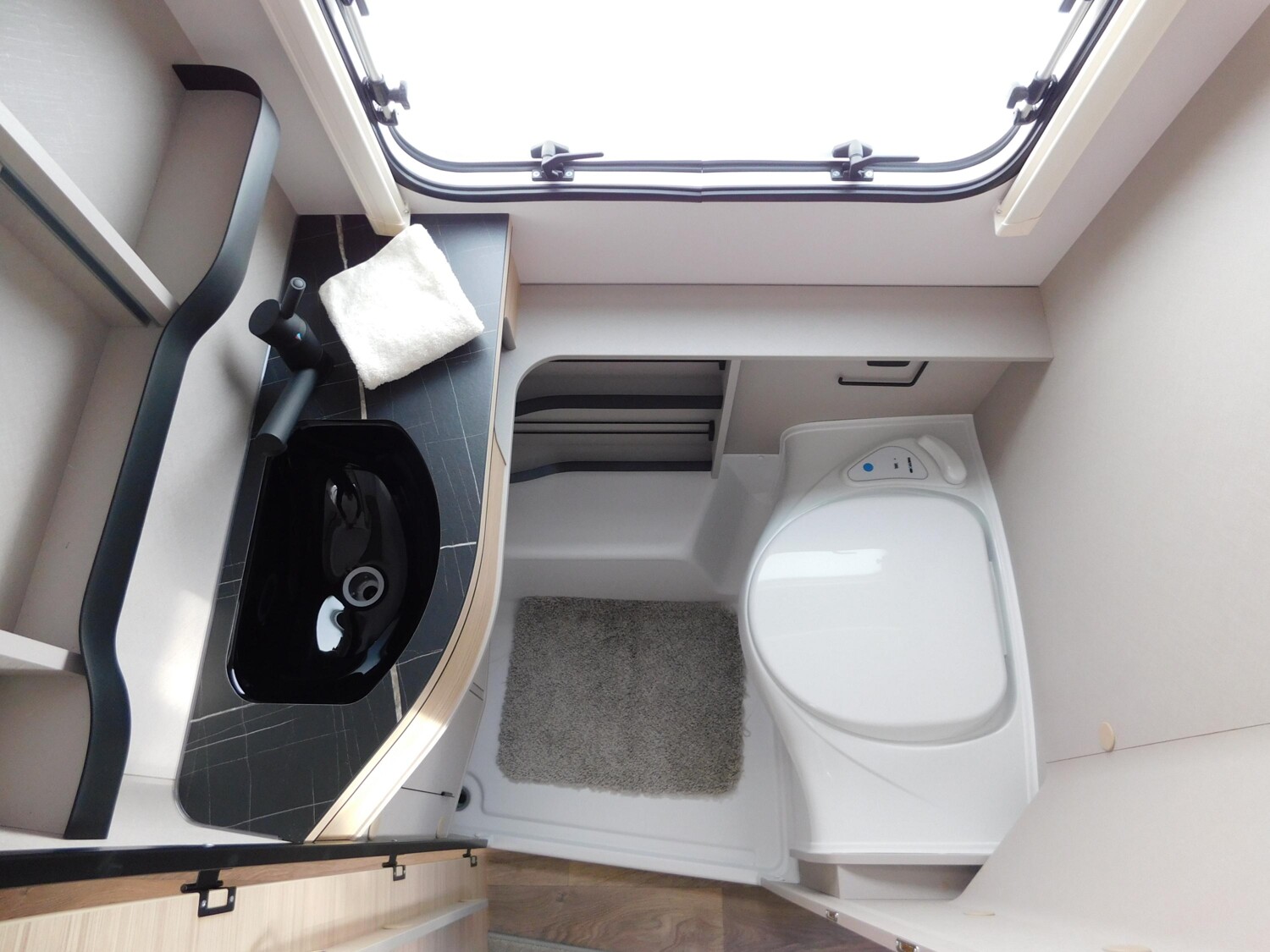 Hymer Eriba Touring 542 Markise, Heckklappe, Ersatzrad - Bild 9