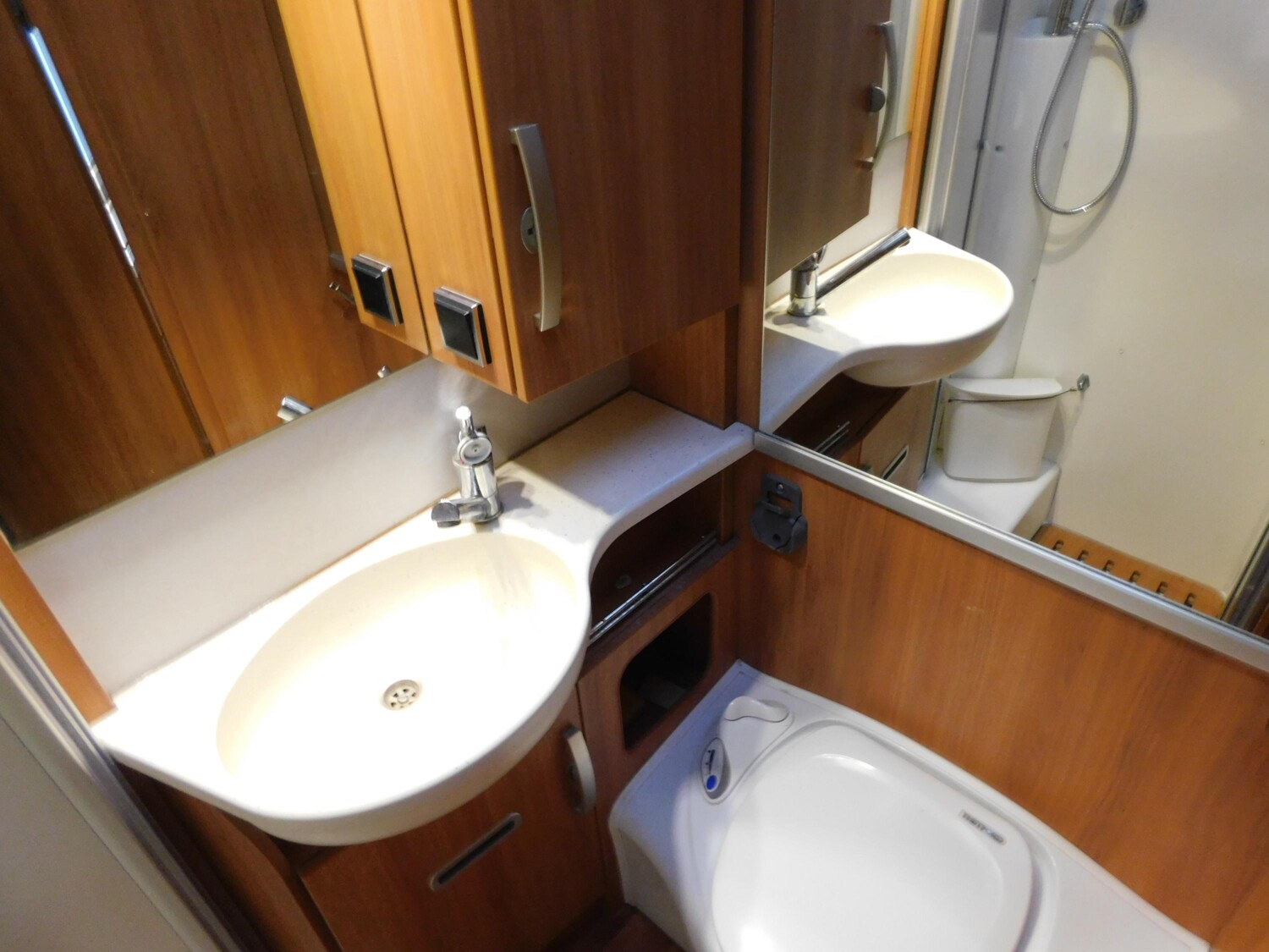 Hymer Exsis-t 588 Luftfeder, Hytraulikstützen, 3xSolar - Bild 16