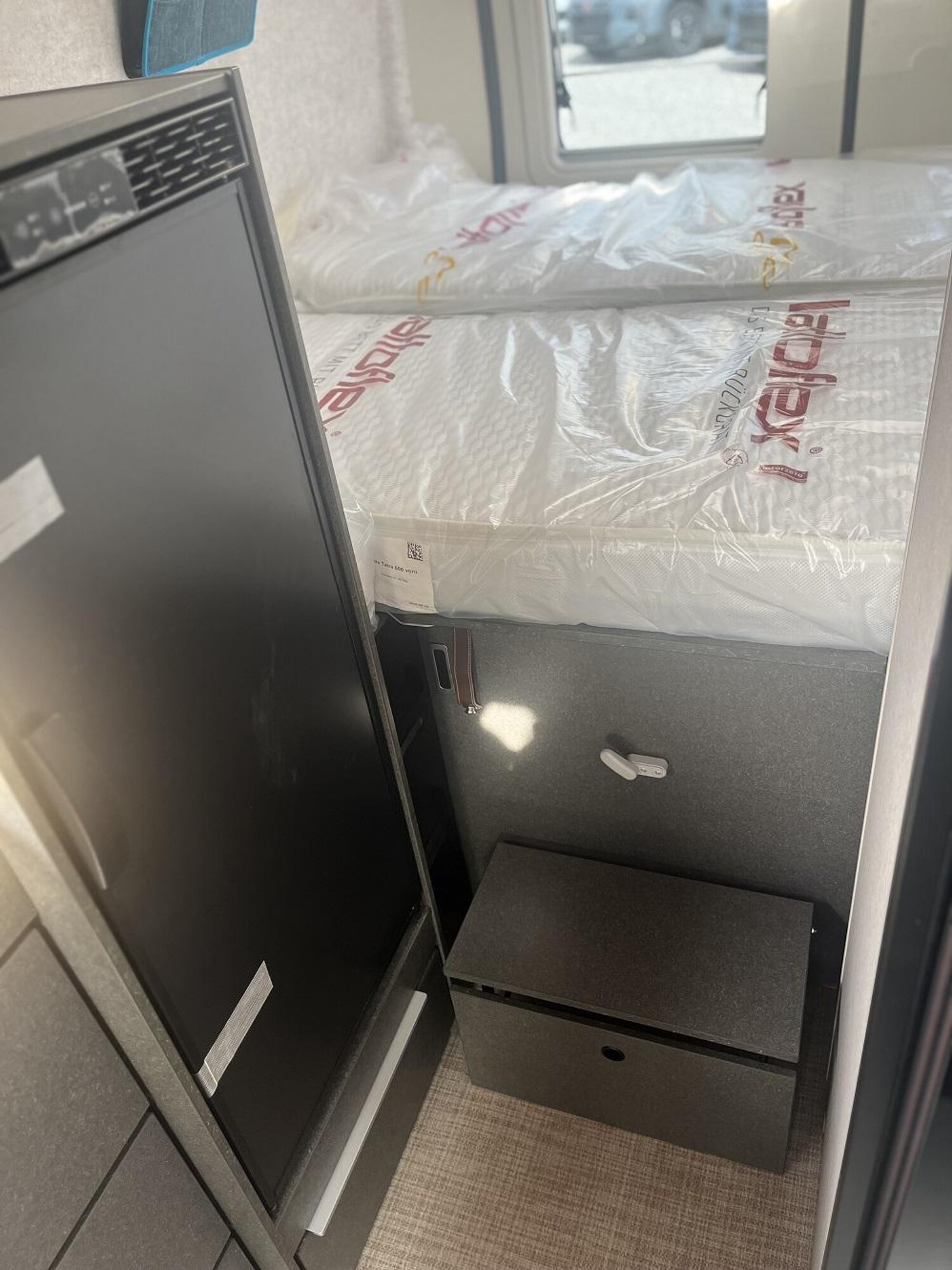 Hymer Redwood 601 Automatik, Schwenkbad, Navi+Kamera - Bild 10