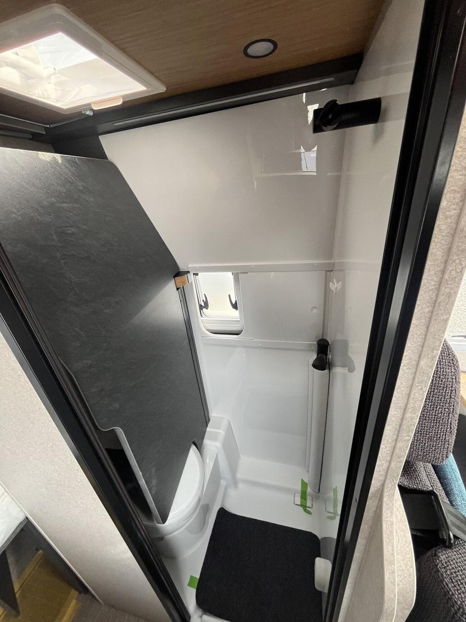 Hymer Redwood 601 Automatik, Schwenkbad, Navi+Kamera - Bild 11