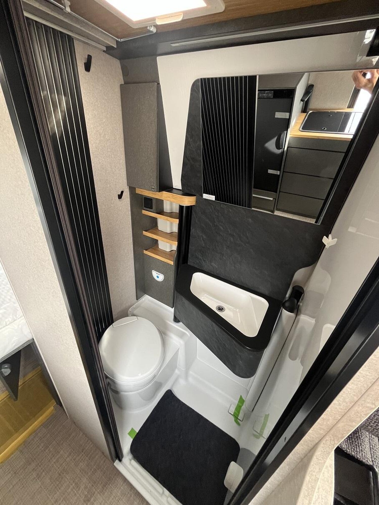 Hymer Redwood 601 Automatik, Schwenkbad, Navi+Kamera - Bild 12