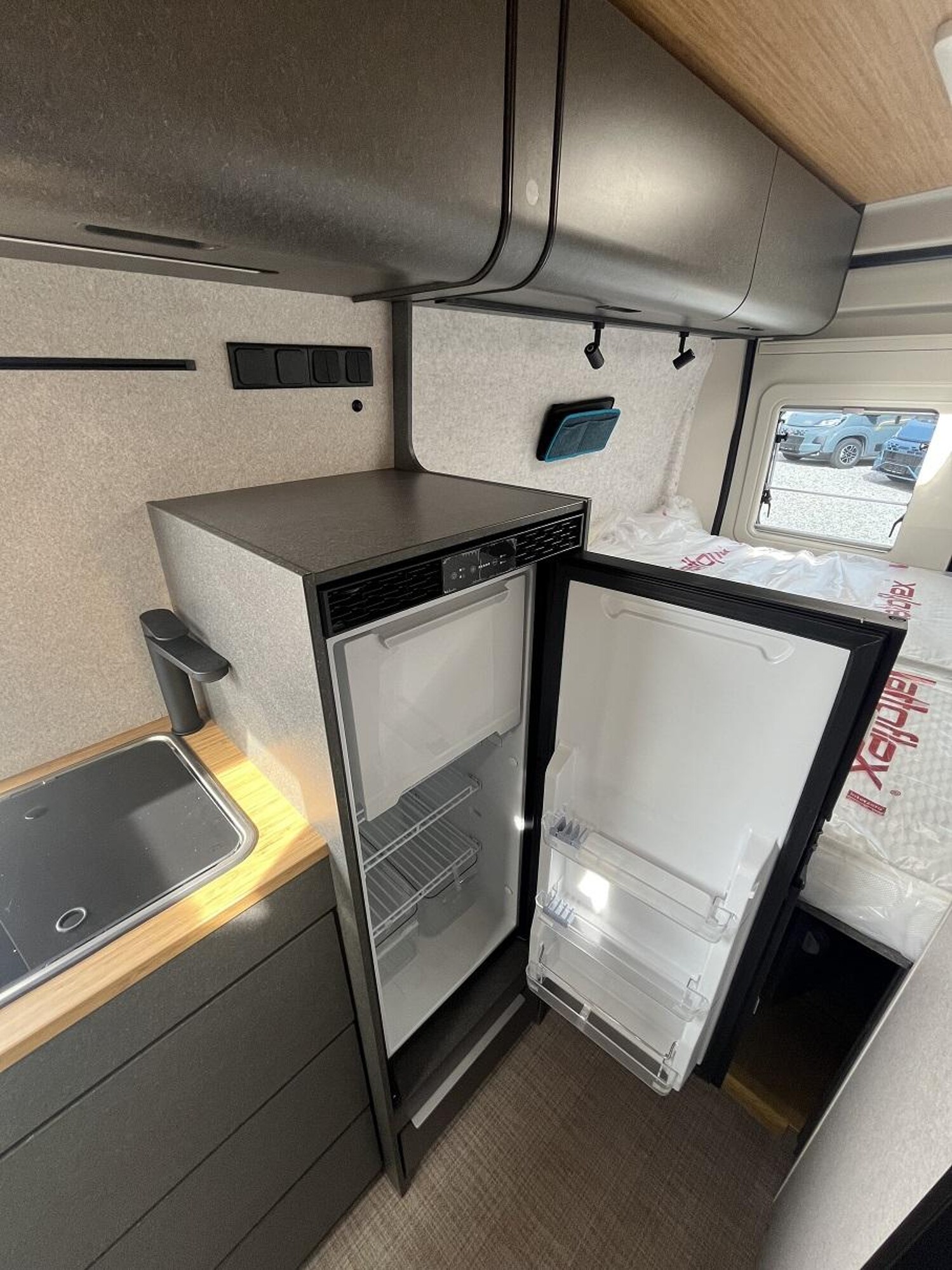 Hymer Redwood 601 Automatik, Schwenkbad, Navi+Kamera - Bild 9